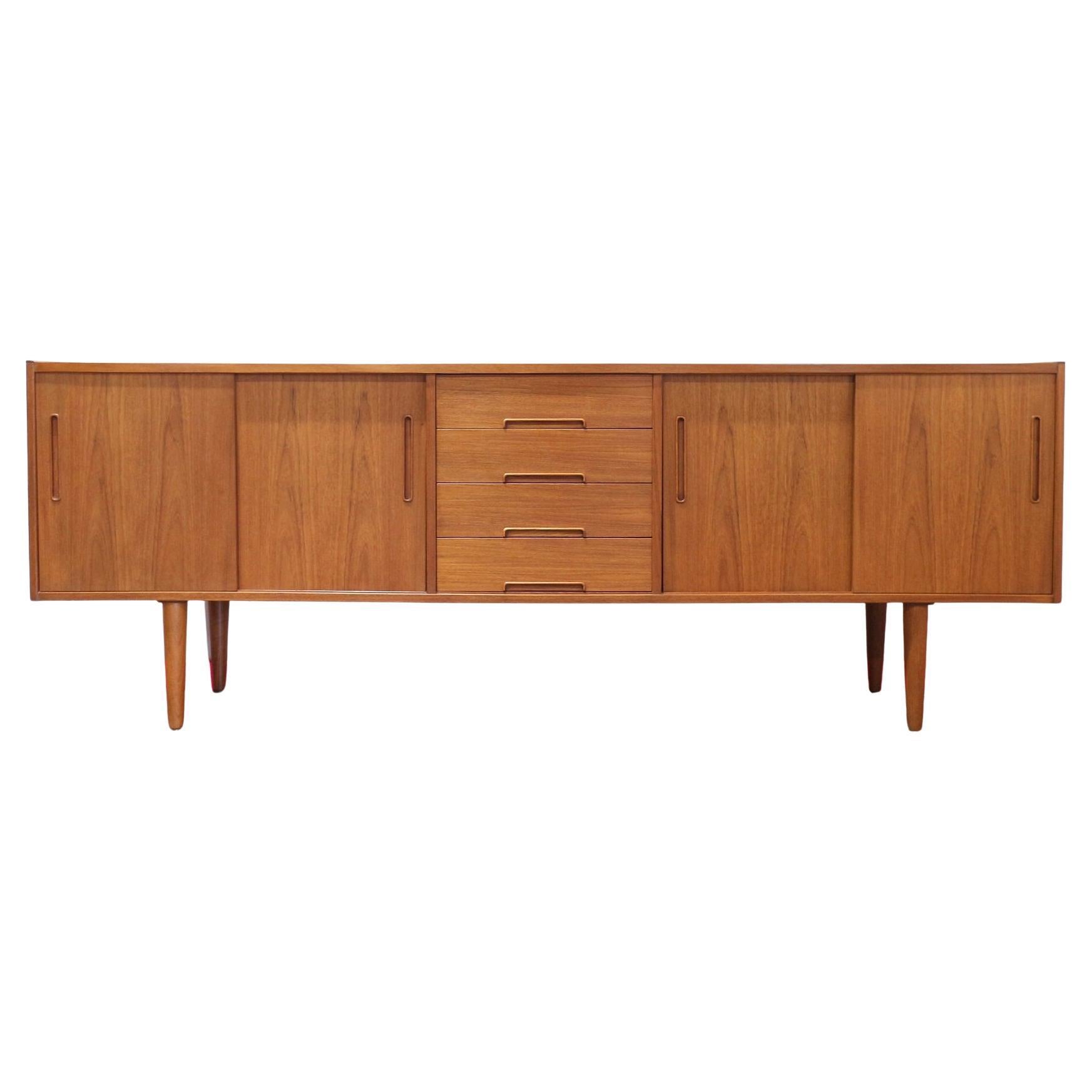 Credenza credenza in teak d'epoca di Nils Jonsson Scandinavian in vendita
