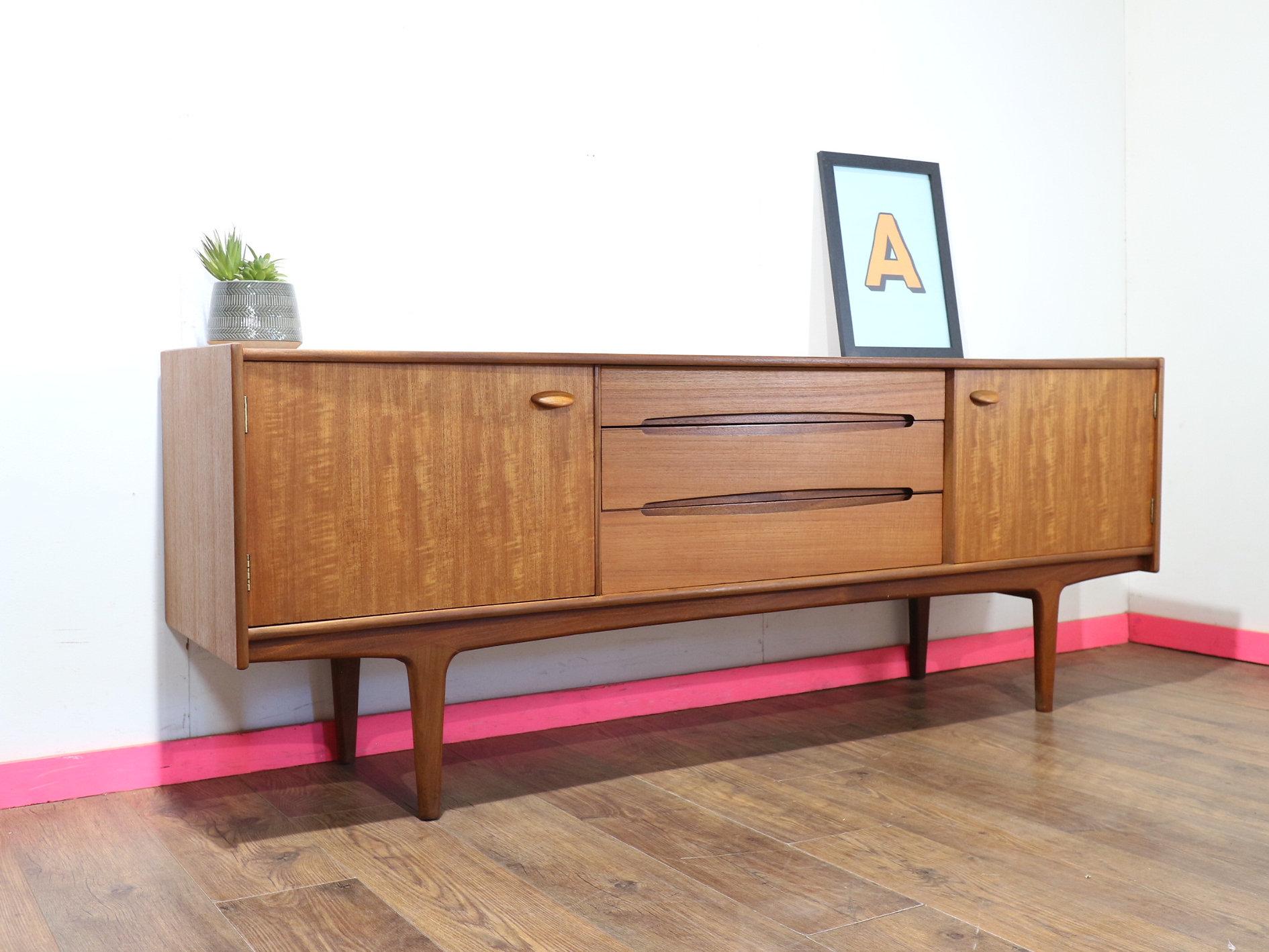 Mid-Century moderno Credenza credenza in teak d'epoca del Mid Century Modern di Younger Danish Style in vendita