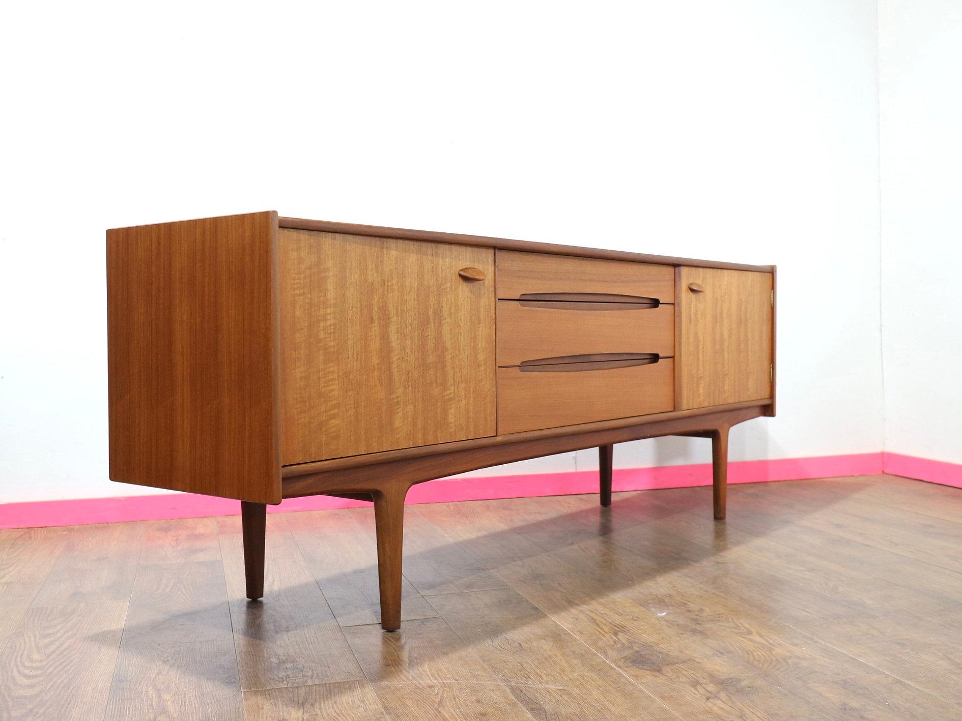 Britannico Credenza credenza in teak d'epoca del Mid Century Modern di Younger Danish Style in vendita