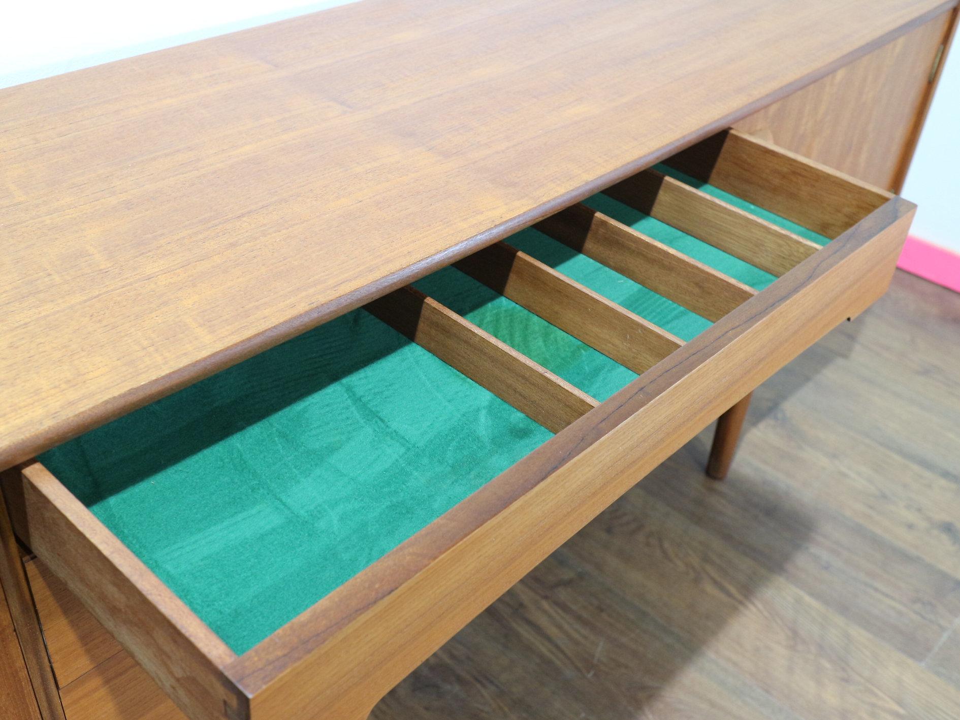Credenza credenza in teak d'epoca del Mid Century Modern di Younger Danish Style In condizioni buone in vendita a Los Angeles, CA