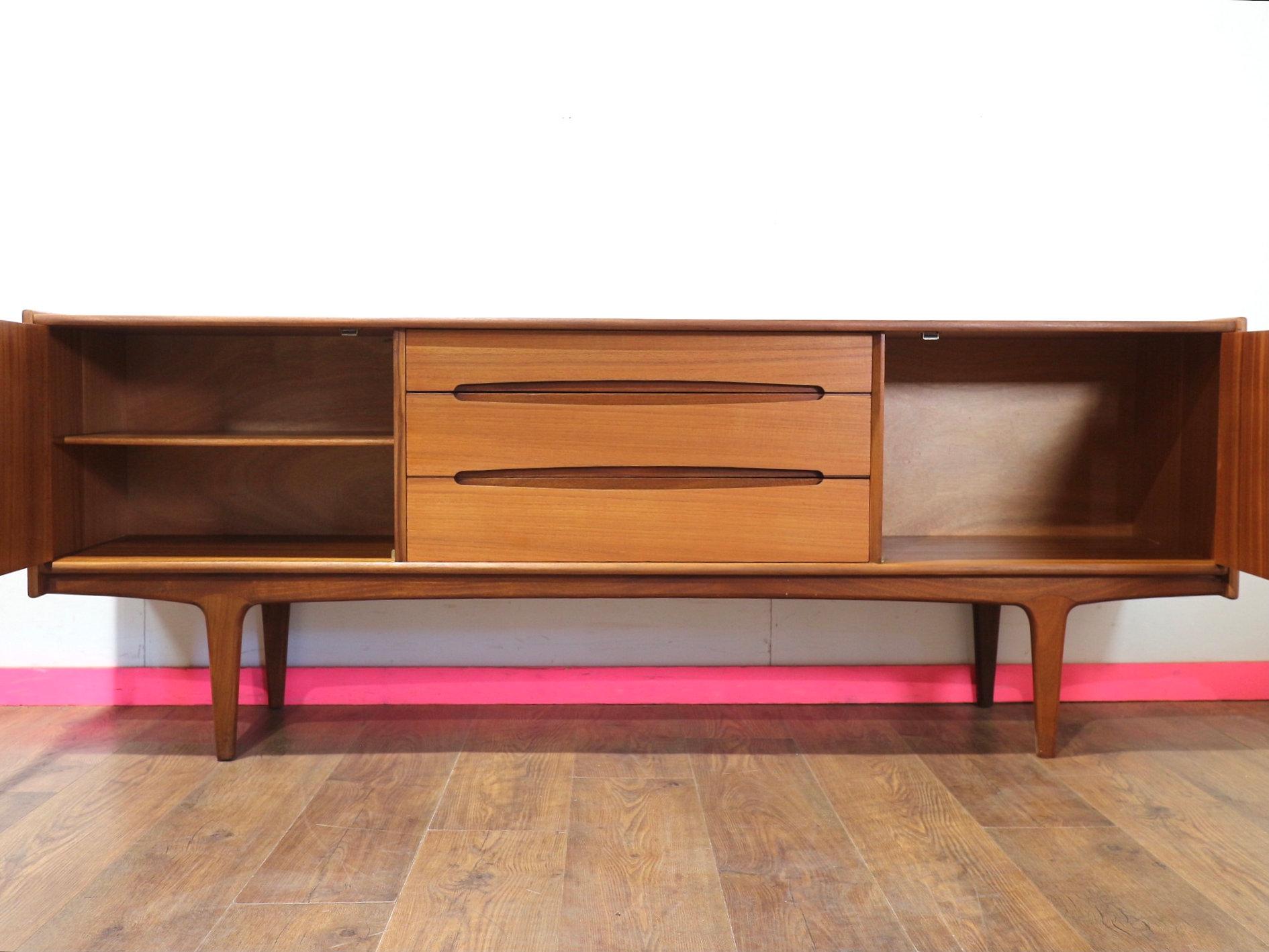Credenza credenza in teak d'epoca del Mid Century Modern di Younger Danish Style in vendita 1