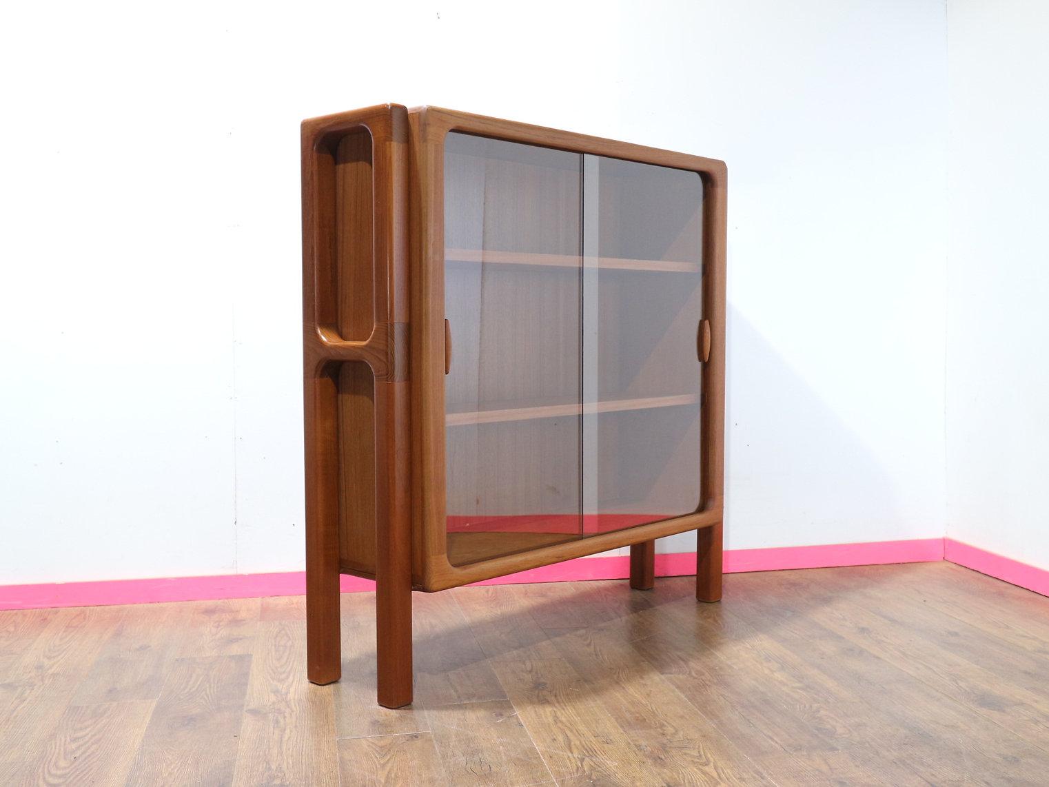 Mediados de Siglo Moderno Vintage Teca Danesa Dyrlund Librería Vitrina China en Bueno Estado en Los Angeles, CA