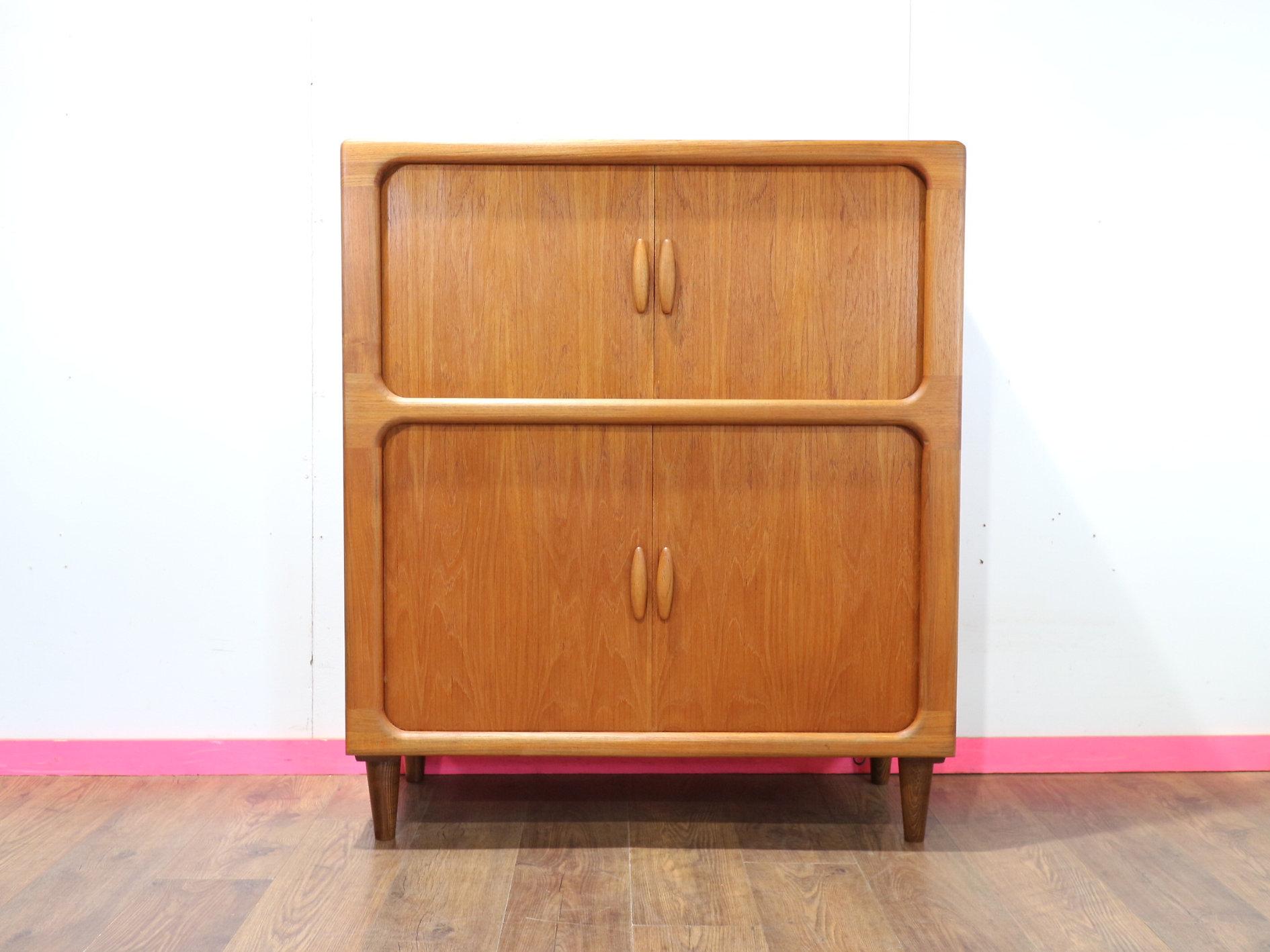 Descubre la elegancia atemporal con este mueble bar para bebidas Vintage Dyrlund de teca de mediados del siglo XX, disponible ahora en Mid Century Traders. Este impresionante armario danés encarna la combinación perfecta de forma y funcionalidad, lo