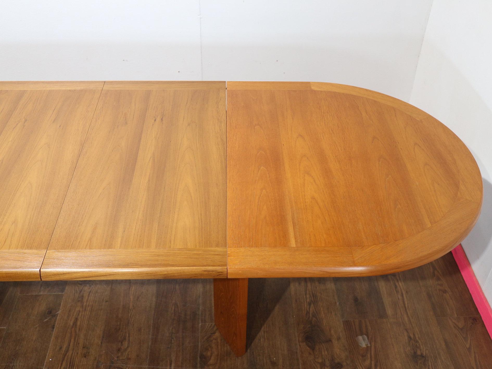 A stunning extending dining table by Danish furniture maker Skovby. This comes with 2 extensions and could easily sit 10. It has a beautiful grain and great design. This exquisite piece embodies the elegant simplicity and craftsmanship that Mid