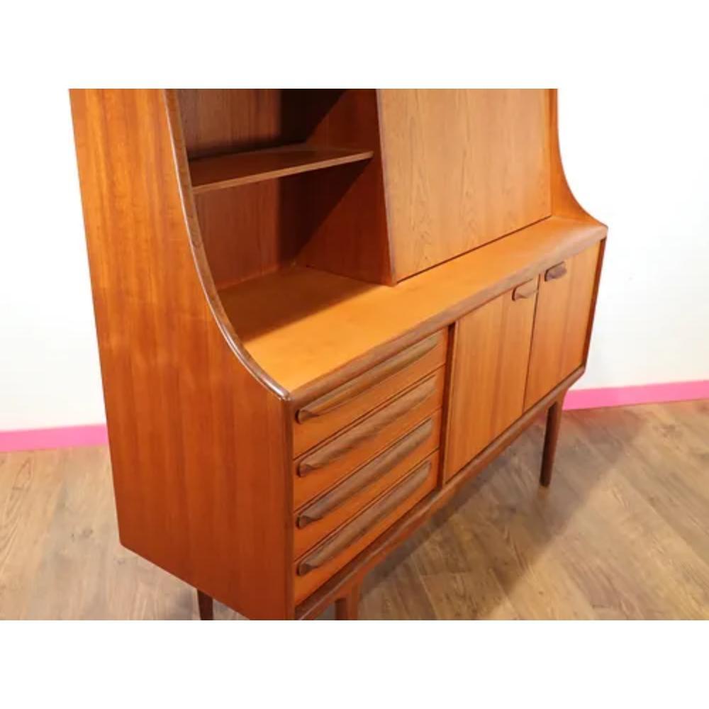 This Mid Century Modern Vintage Teak Danish Style Credenza Hutch Sideboard by Younger is a stunning addition to any mid century furniture collection. Crafted by the renowned British furniture maker Younger, this credenza features the sleek and
