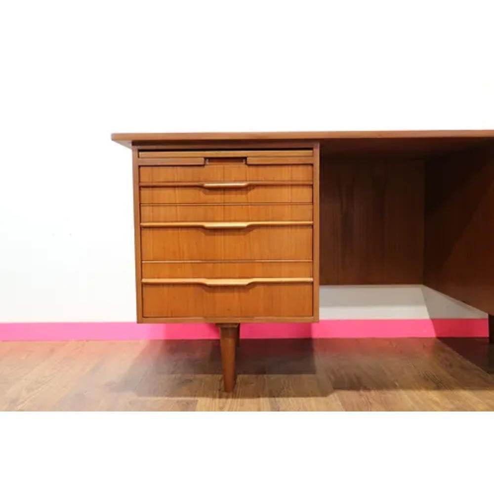Mid Century Modern Vintage Teak Desk Office Furniture Danish Style In Good Condition For Sale In Los Angeles, CA