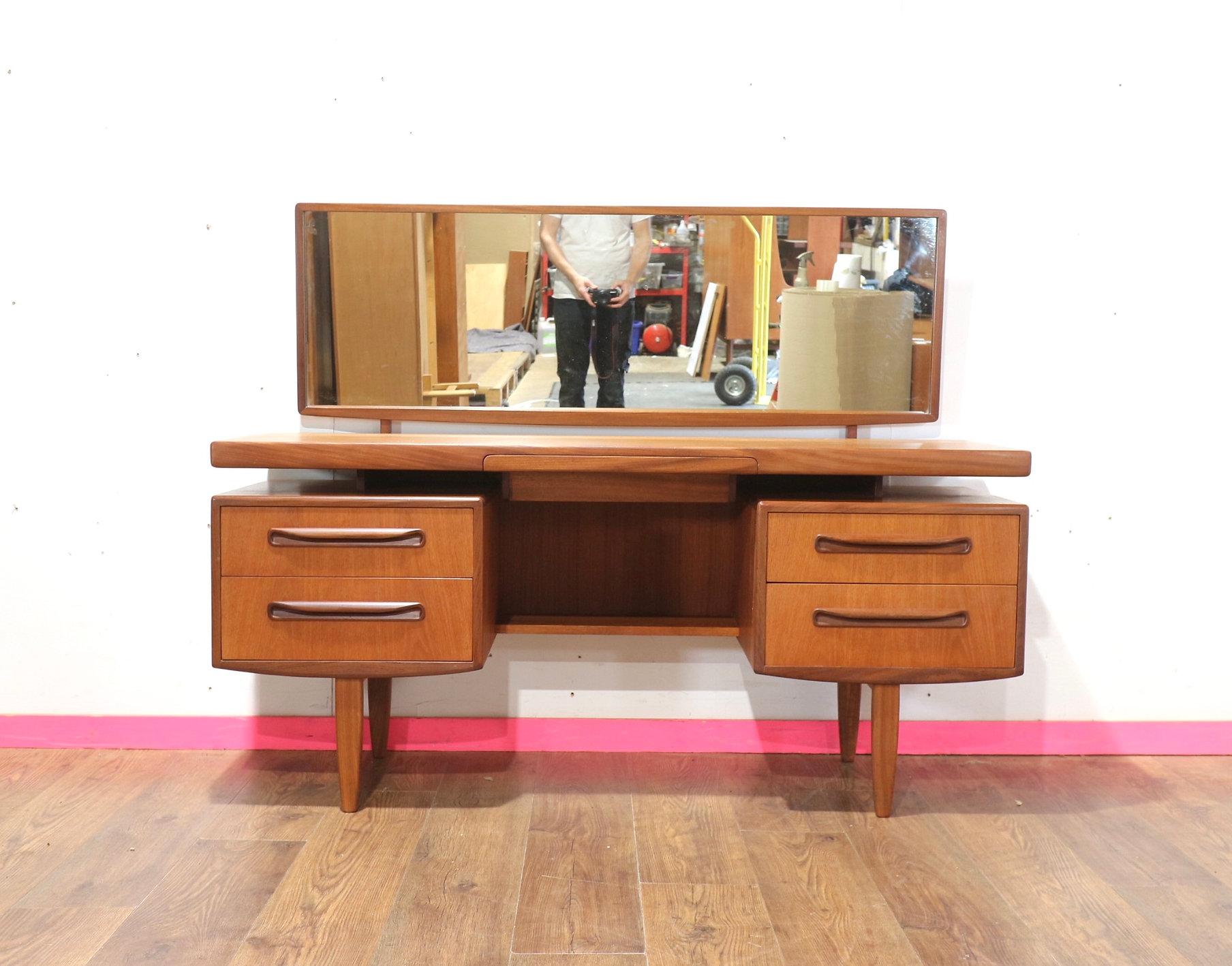 Britannico Mid Century Modern Vintage Teak Desk Vanity by G Plan Dansih Style in vendita