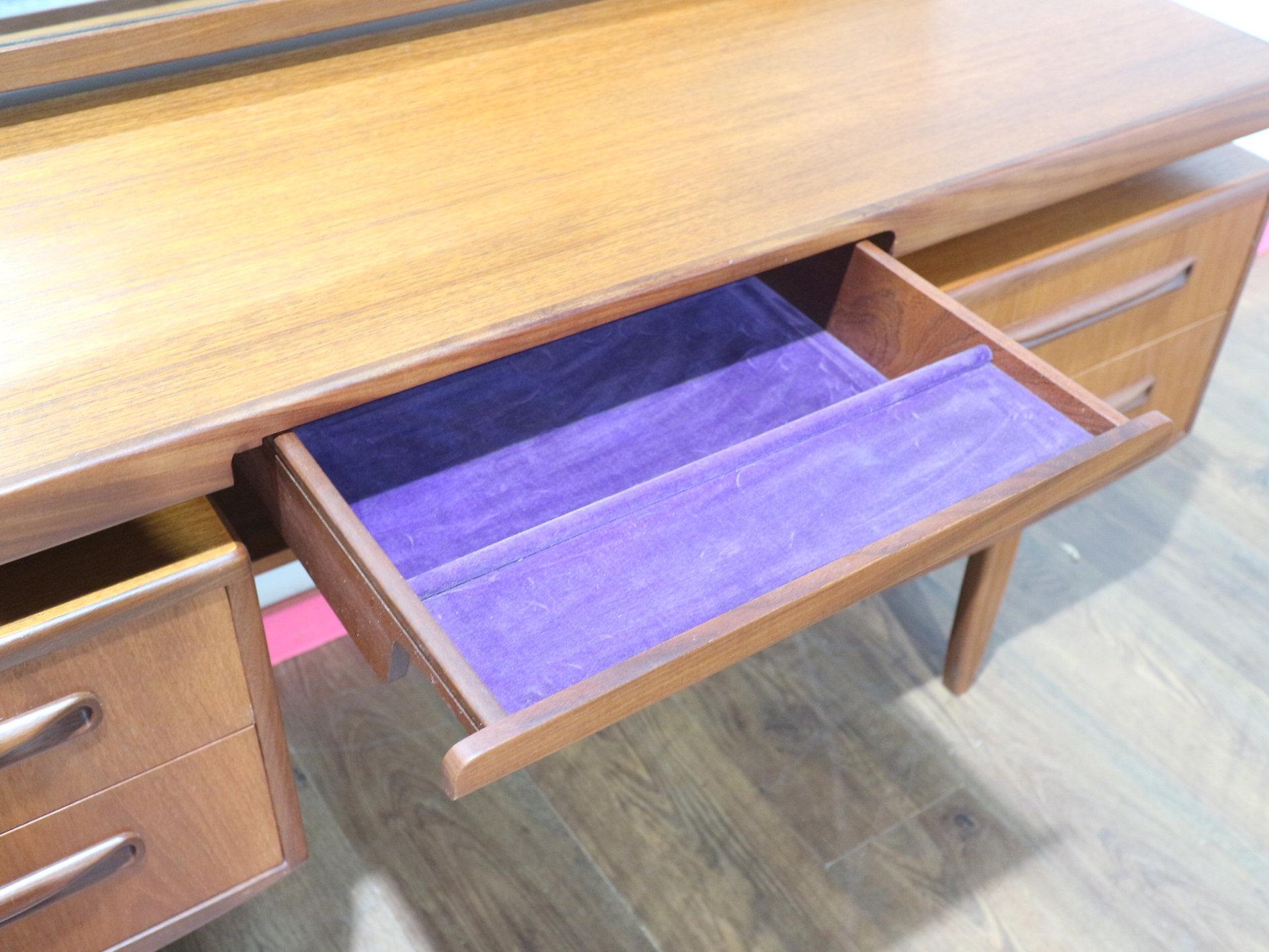 Mid Century Modern Vintage Teak Desk Vanity by G Plan Dansih Style In condizioni buone in vendita a Los Angeles, CA
