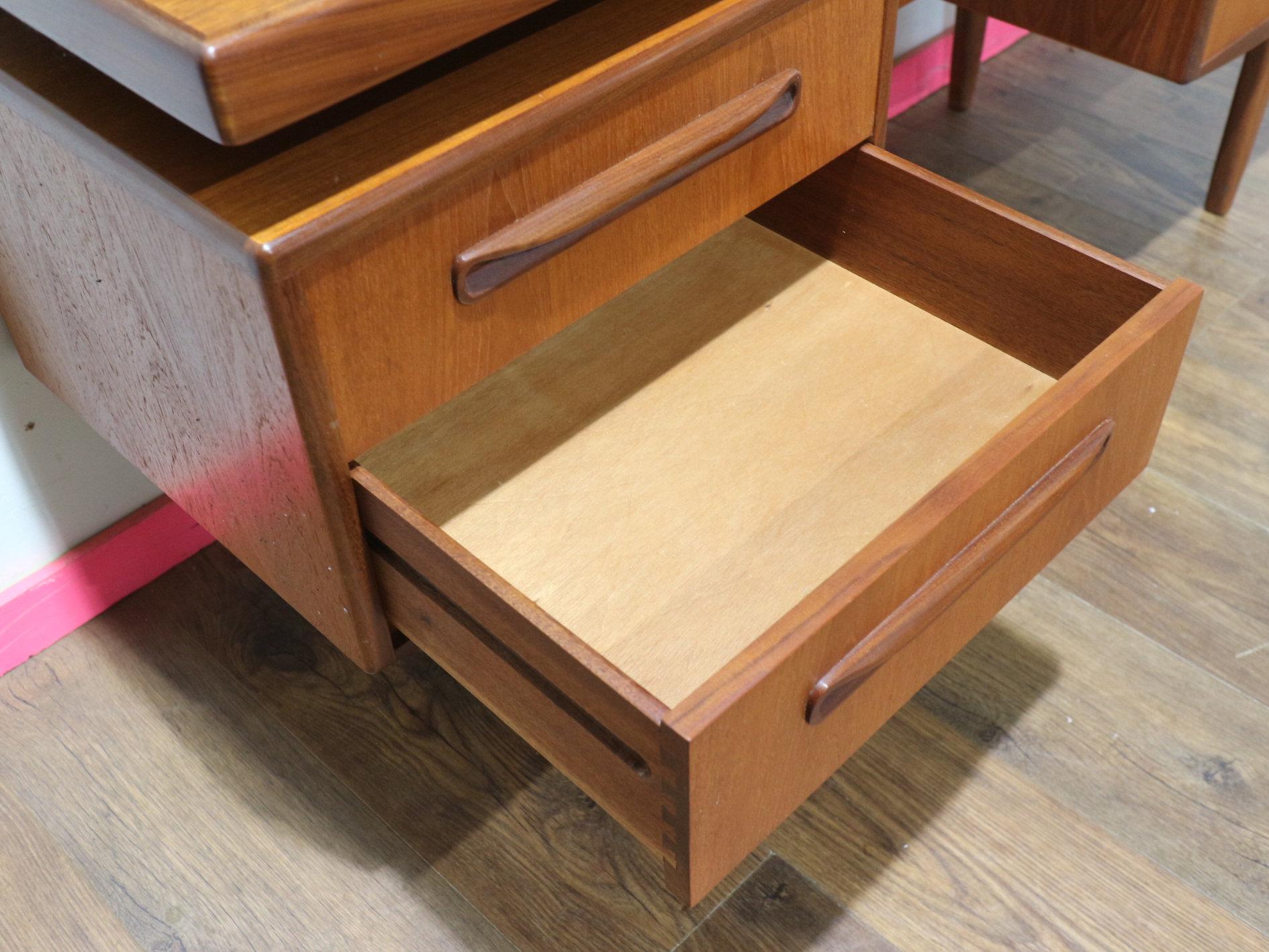 XX secolo Mid Century Modern Vintage Teak Desk Vanity by G Plan Dansih Style in vendita