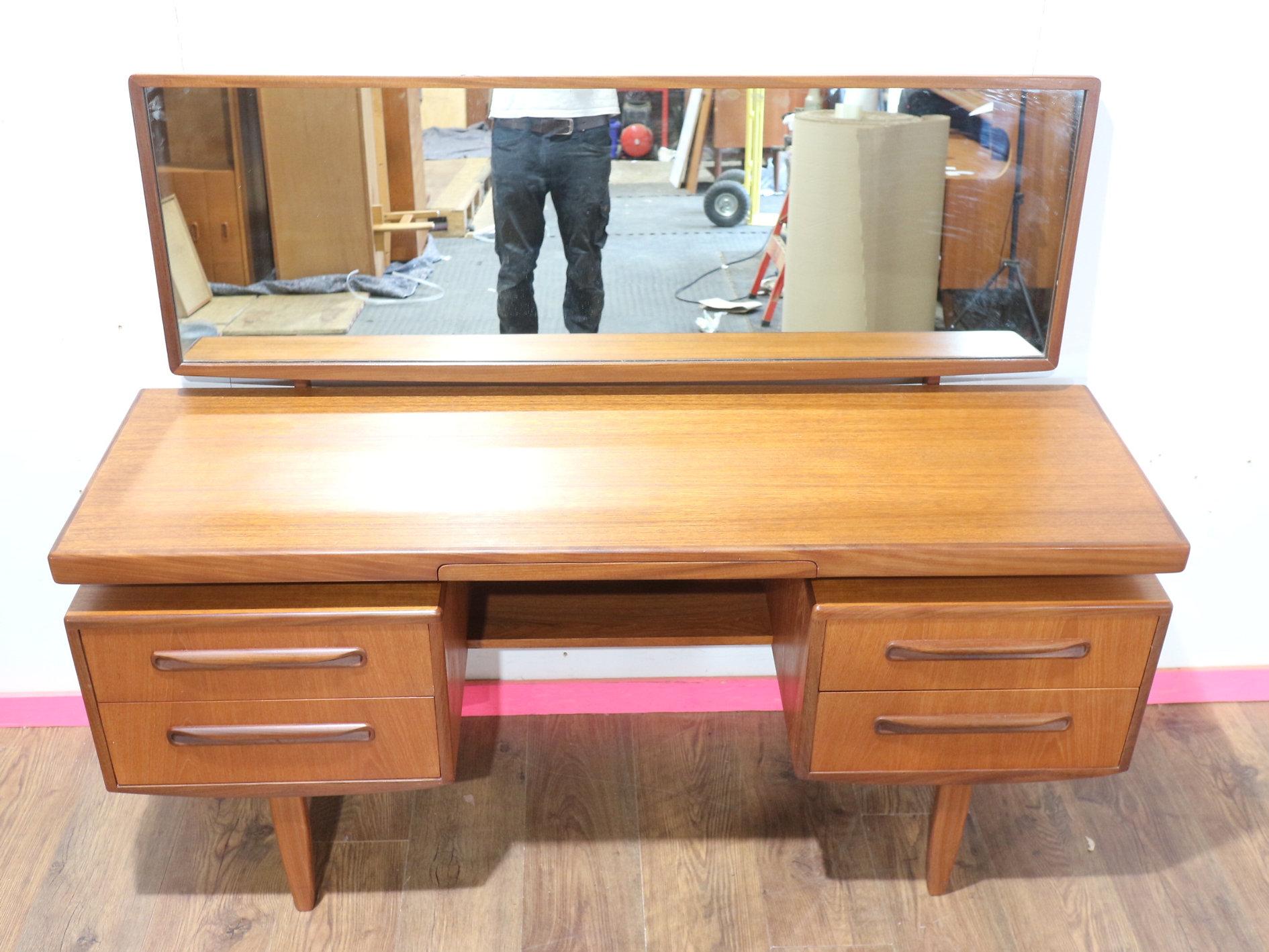 Mid Century Modern Vintage Teak Desk Vanity by G Plan Dansih Style in vendita 1