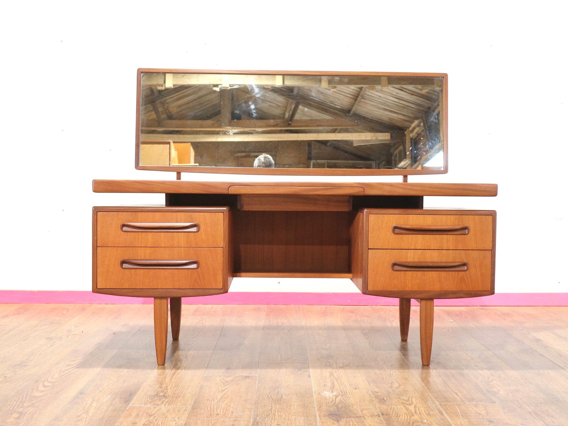 Mid Century Modern Vintage Teak Desk Vanity by G Plan Dansih Style in vendita 2