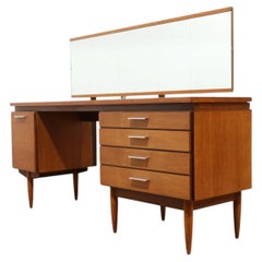 Vintage-Schreibtisch im Mid-Century-Modern-Stil aus Teakholz von White and Newton im dänischen Stil