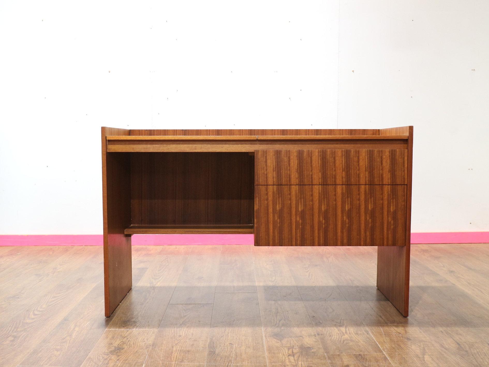 Tavolino da scrivania in teak vintage del Mid Century Modern di Meredew in stile danese in vendita 5