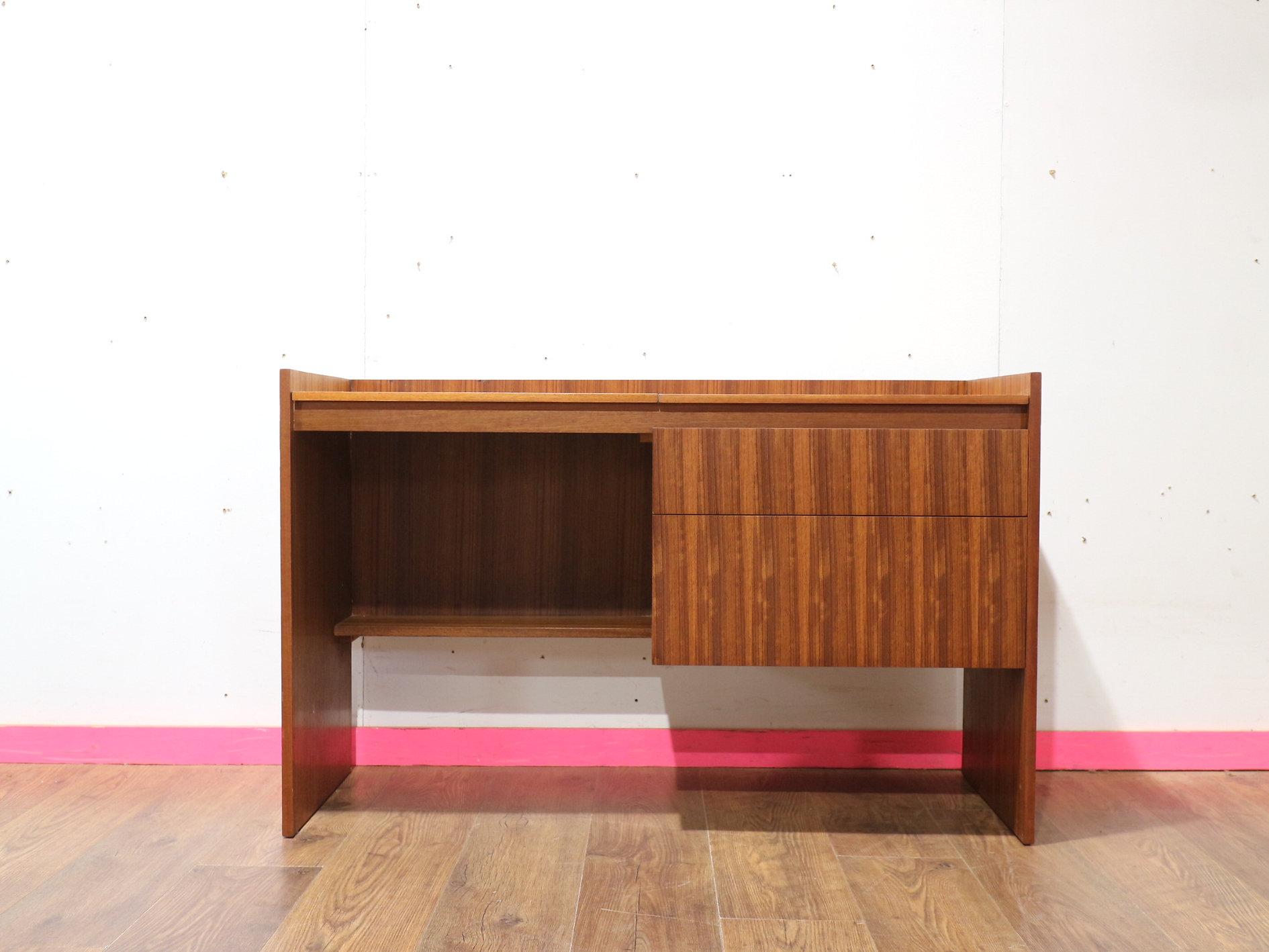 Scopri l'eleganza del tavolino vintage da scrivania Mid Century Modern di Meredew Danish Style, disponibile in esclusiva da Mid Century Trader. Questo splendido vanity universale può essere utilizzato anche come scrivania e si distingue per lo stile
