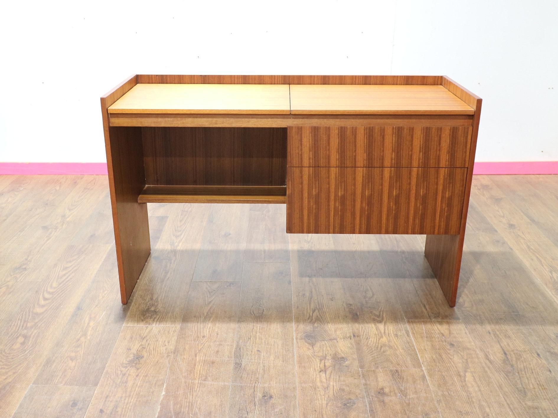 Britannico Tavolino da scrivania in teak vintage del Mid Century Modern di Meredew in stile danese in vendita