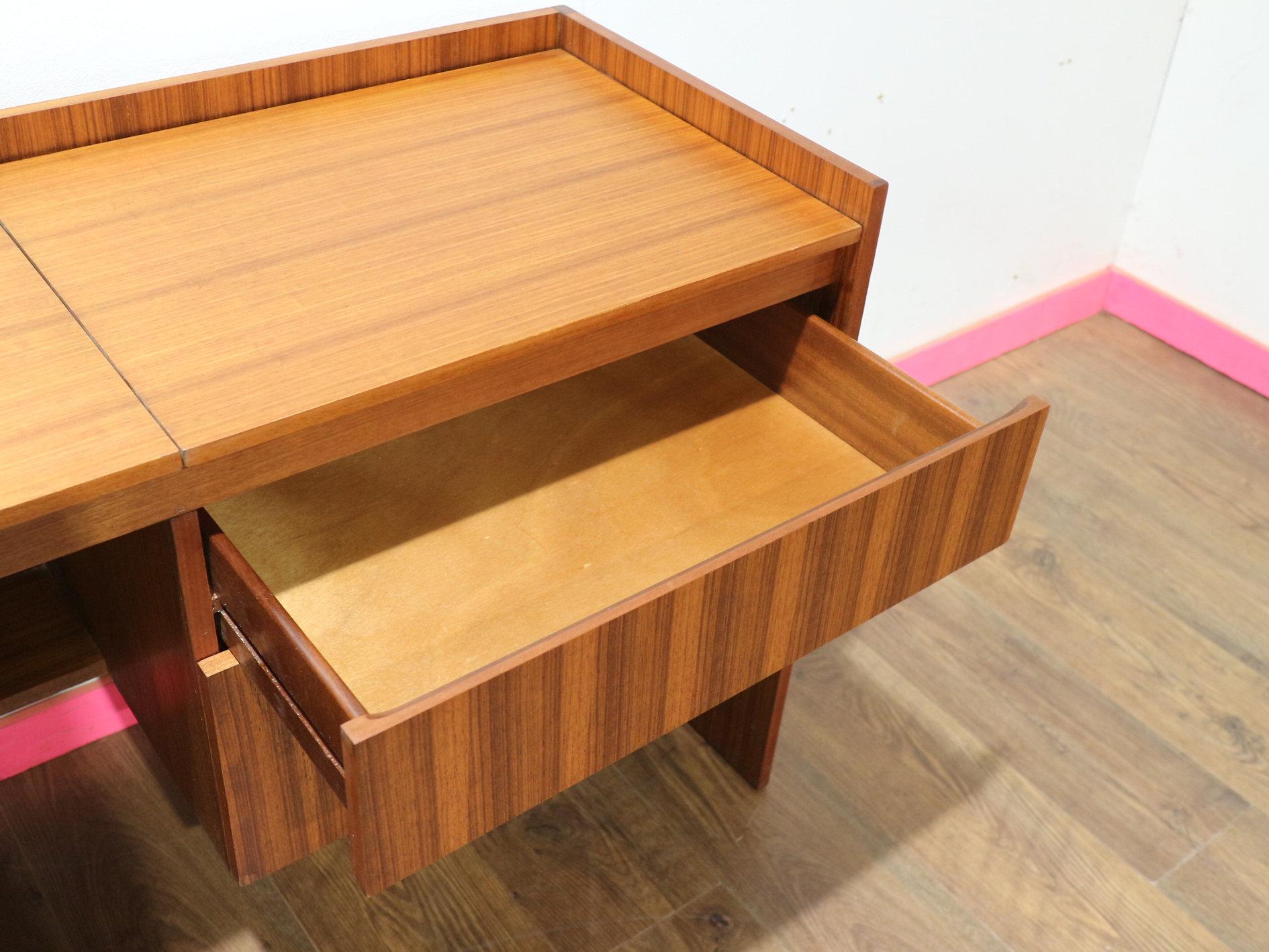 Tavolino da scrivania in teak vintage del Mid Century Modern di Meredew in stile danese In condizioni buone in vendita a Los Angeles, CA