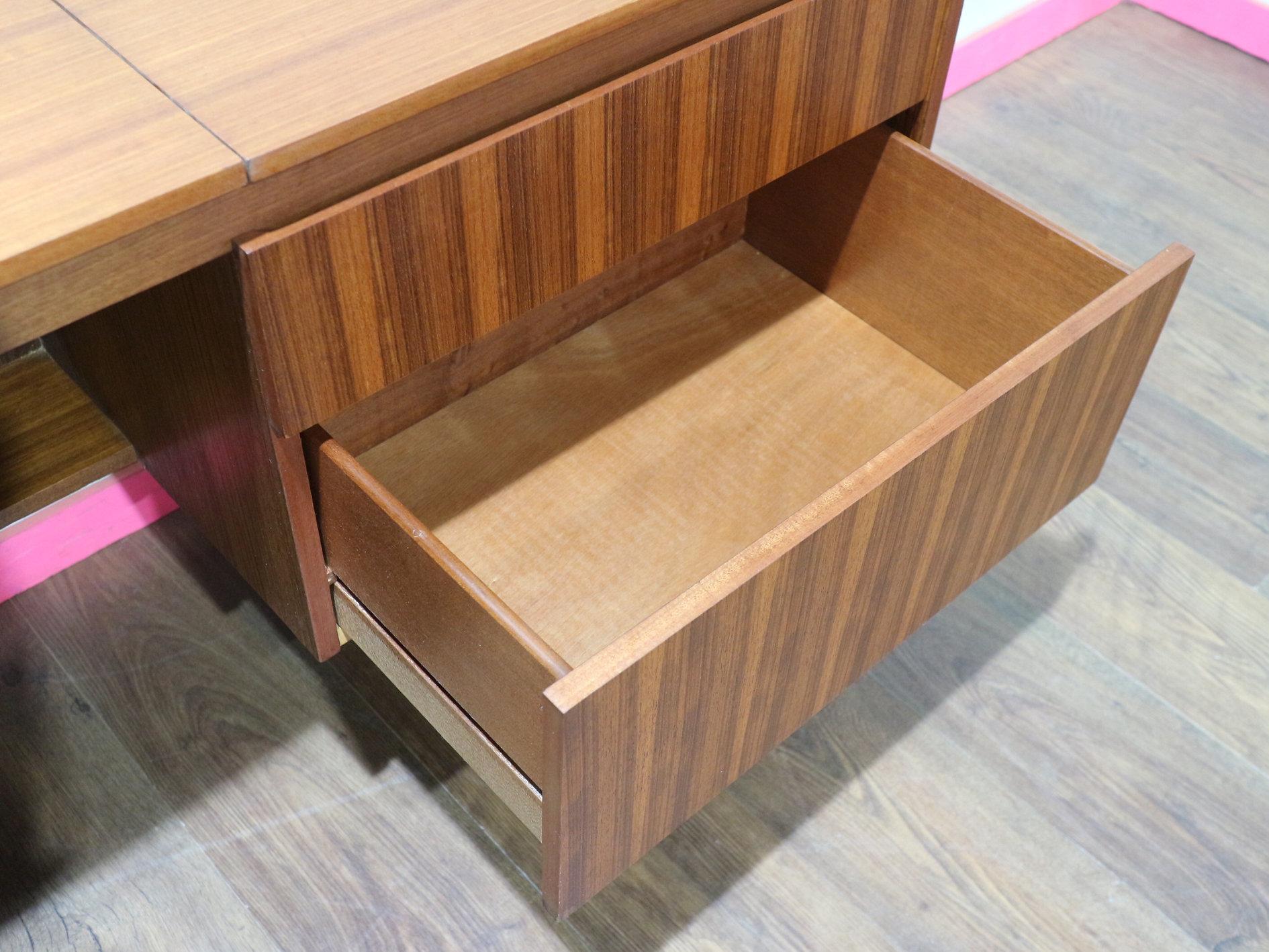 XX secolo Tavolino da scrivania in teak vintage del Mid Century Modern di Meredew in stile danese in vendita