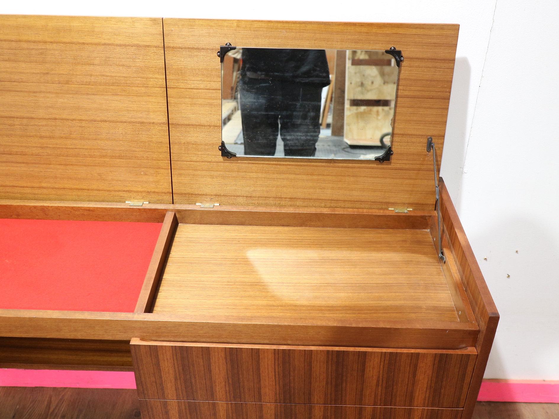 Tavolino da scrivania in teak vintage del Mid Century Modern di Meredew in stile danese in vendita 1