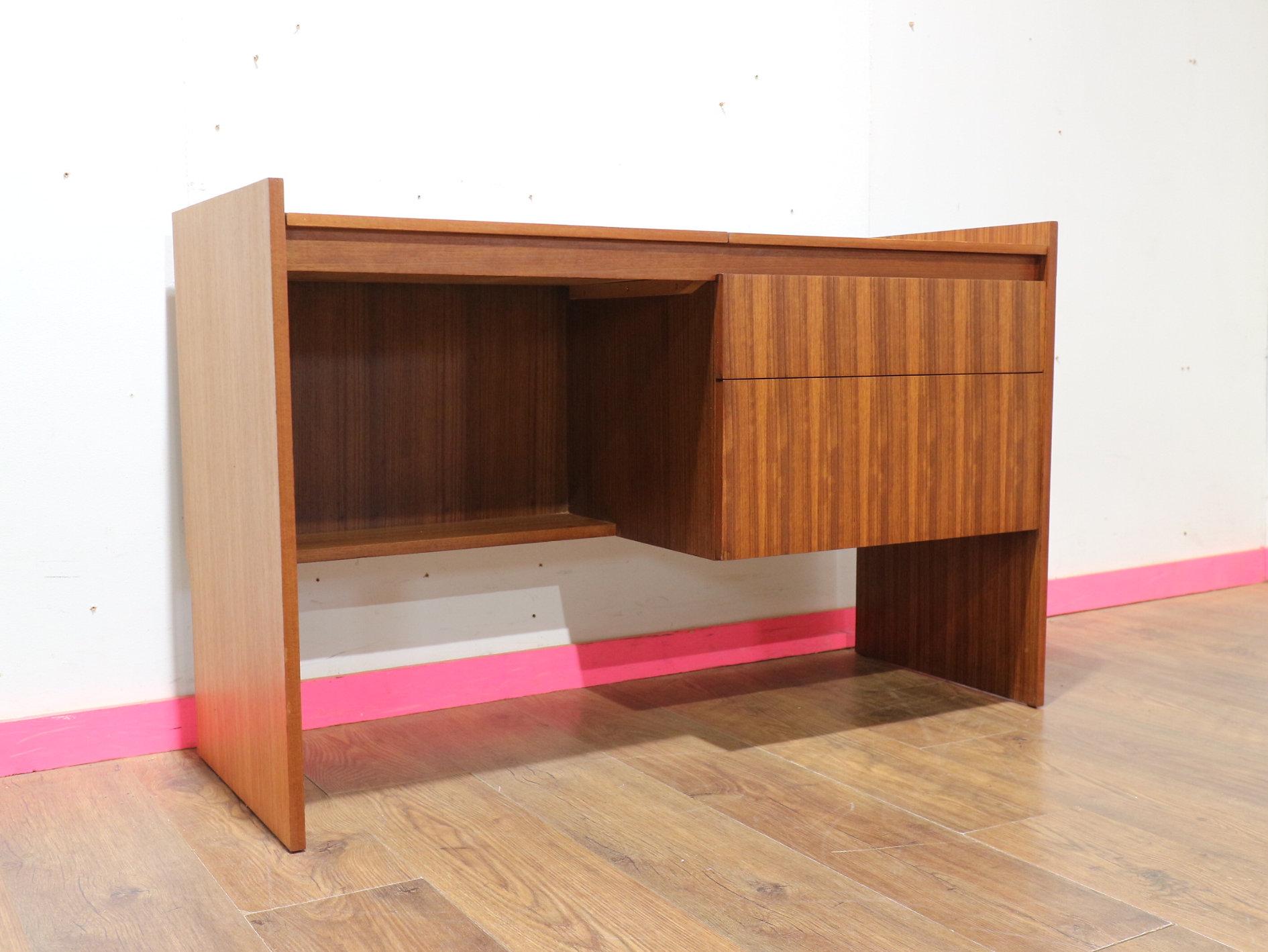 Tavolino da scrivania in teak vintage del Mid Century Modern di Meredew in stile danese in vendita 2