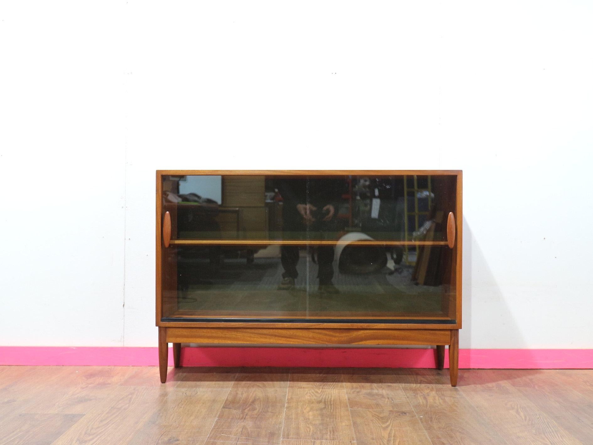 Mid Century Modern Vintage Teak Display China Cabinet Bookcase Danish Style In Good Condition In Los Angeles, CA