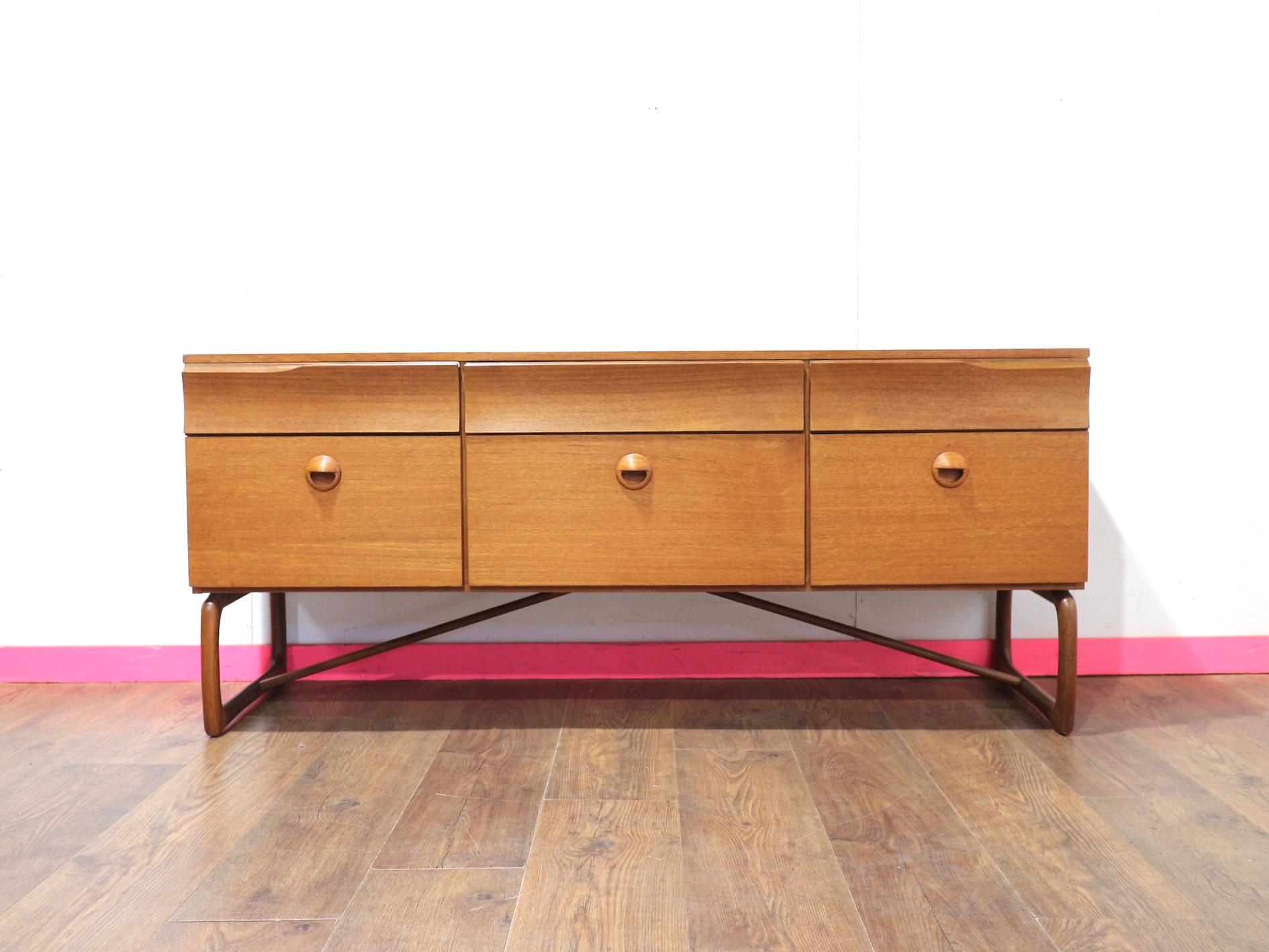 Porta un'eleganza senza tempo nel tuo spazio con il Mid Century Modern Vintage Teak Dresser Sideboard Credenza. Caratterizzato da splendide gambe ricurve e da un classico stile danese, questo comò a 6 cassetti non solo offre un ampio spazio di
