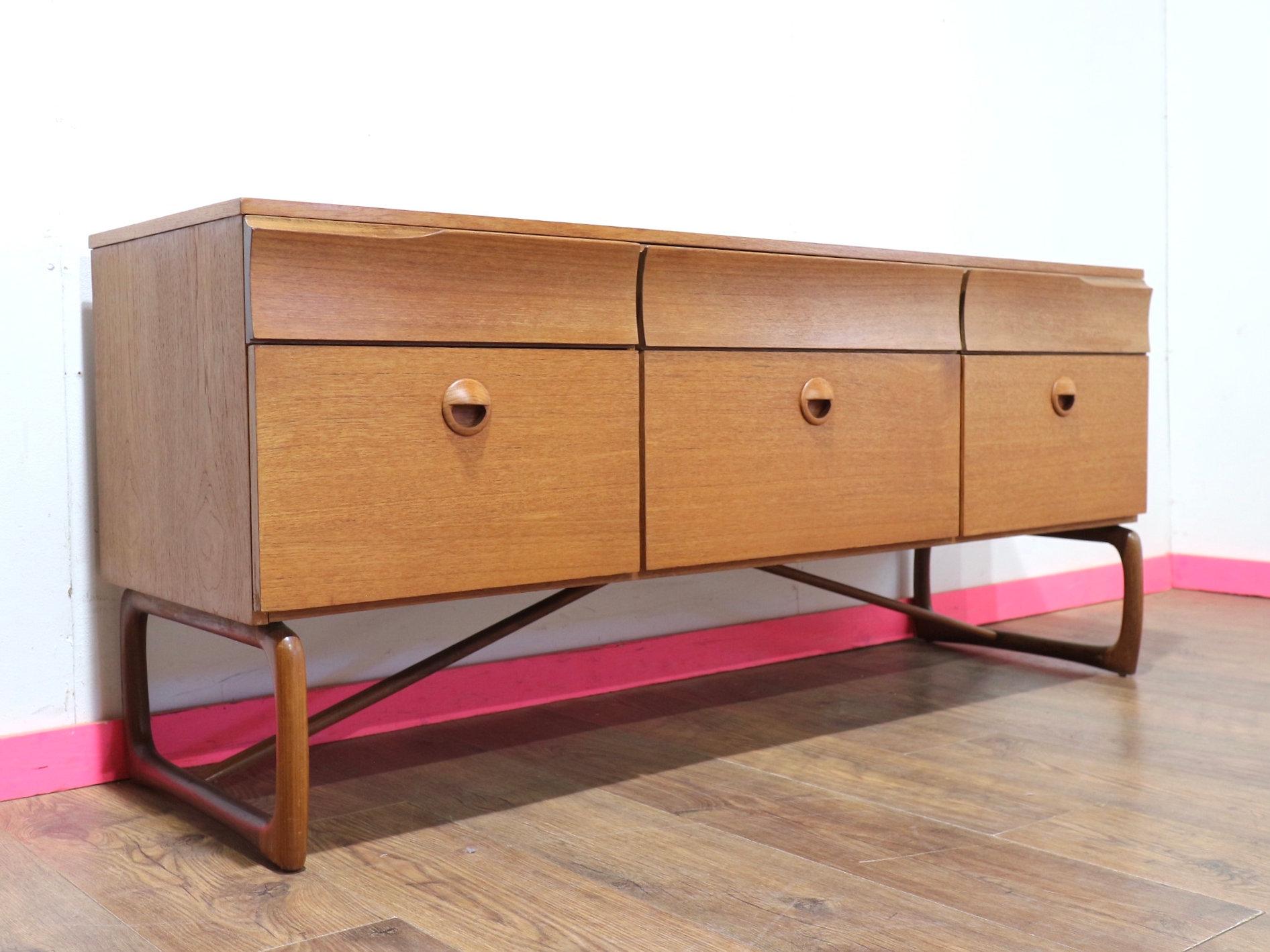 Mid-Century moderno Comò in teak vintage di metà secolo moderno Credenza in stile danese in vendita