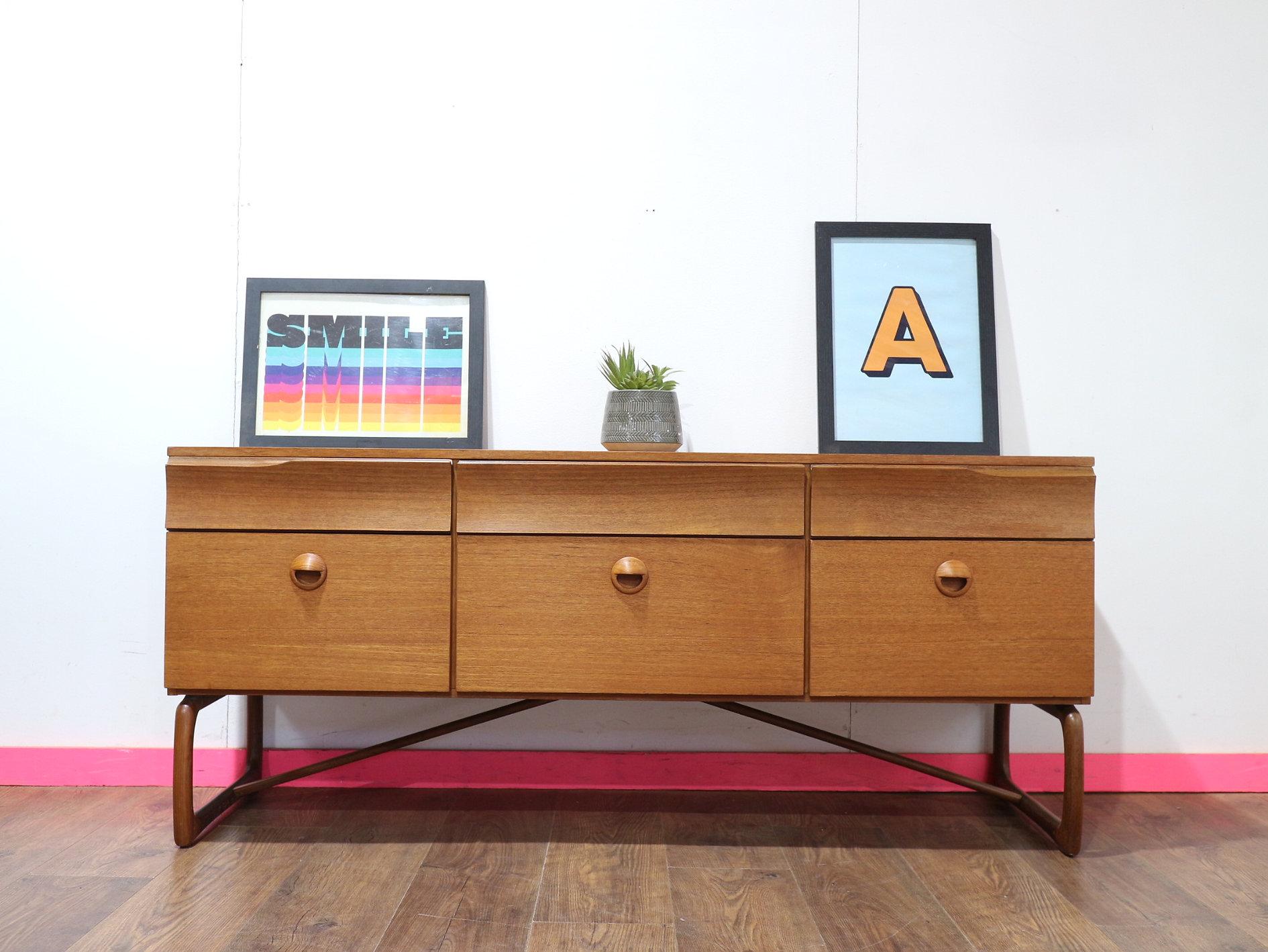 Britannico Comò in teak vintage di metà secolo moderno Credenza in stile danese in vendita
