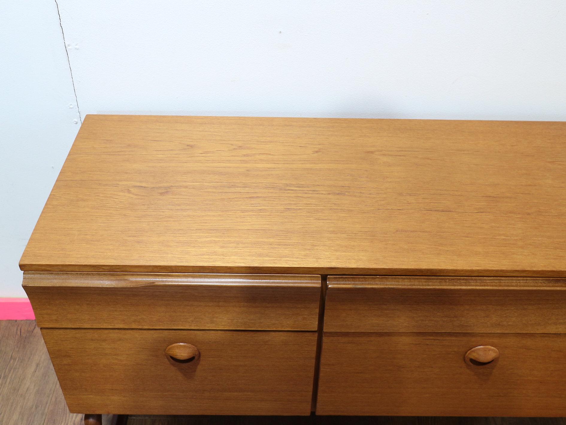 Comò in teak vintage di metà secolo moderno Credenza in stile danese In condizioni buone in vendita a Los Angeles, CA