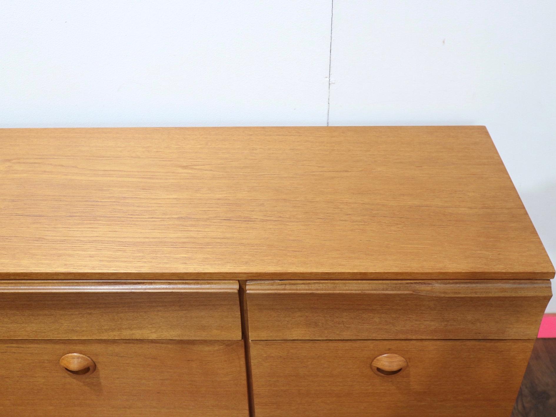 XX secolo Comò in teak vintage di metà secolo moderno Credenza in stile danese in vendita