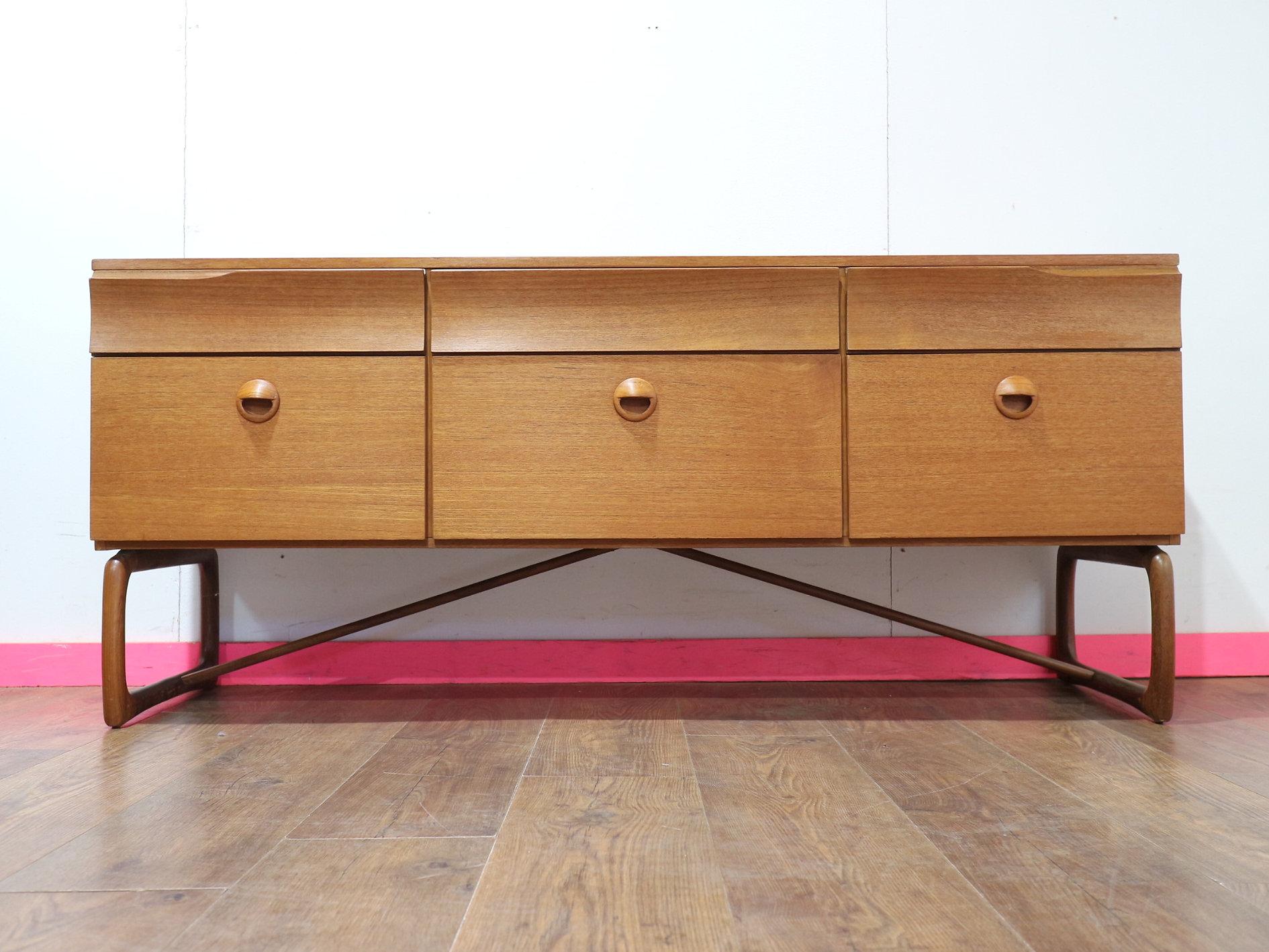 Teak Comò in teak vintage di metà secolo moderno Credenza in stile danese in vendita