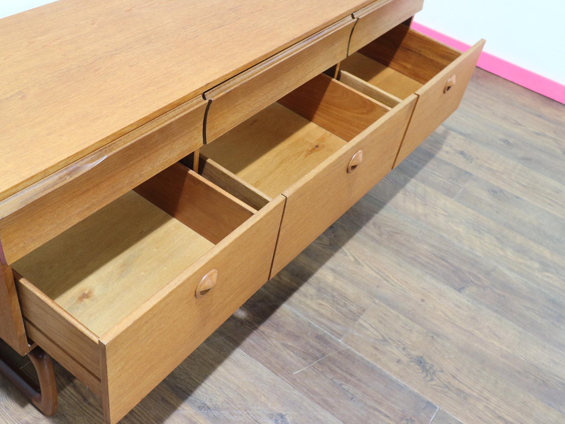 Comò in teak vintage di metà secolo moderno Credenza in stile danese in vendita 1