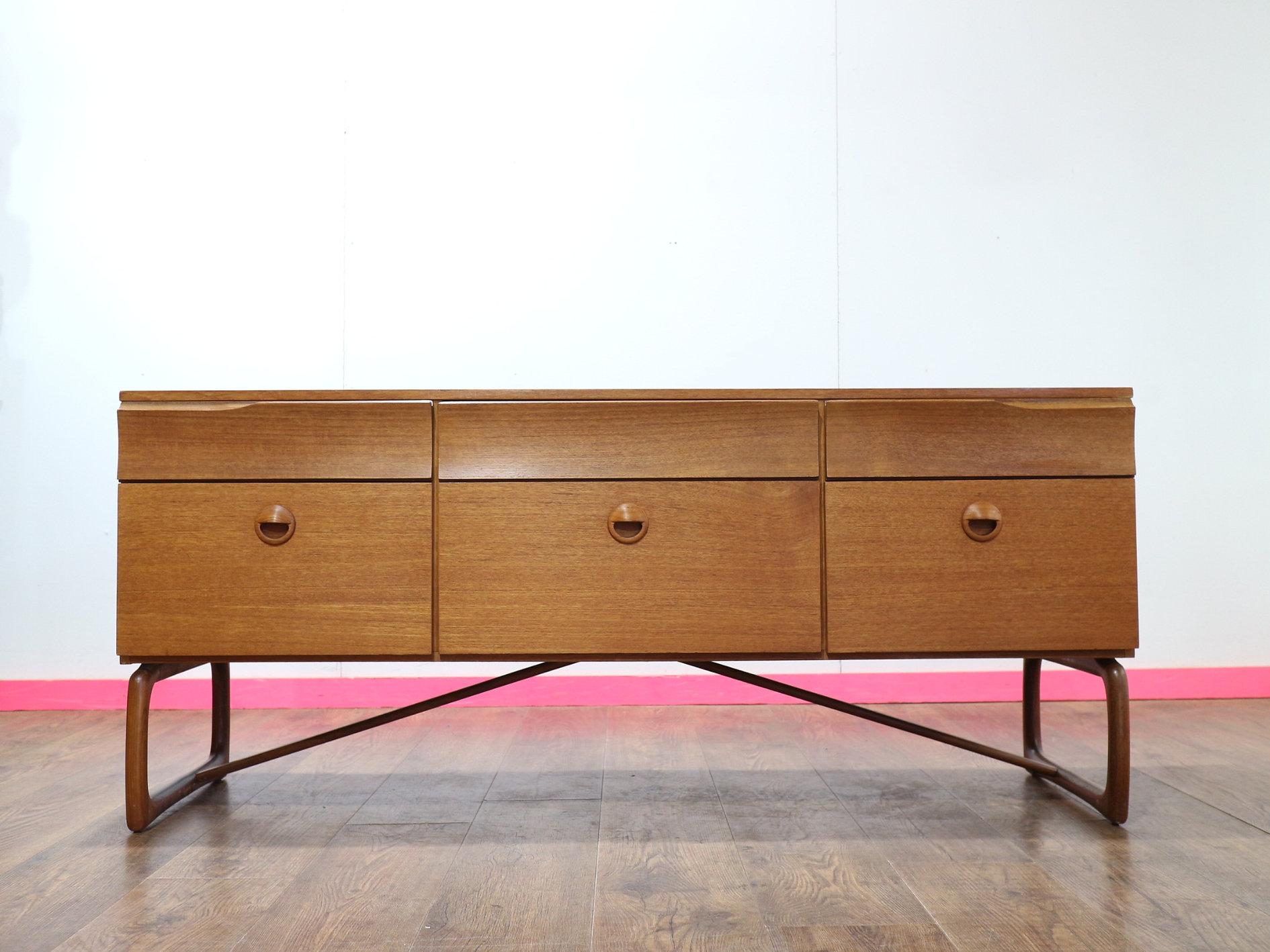 Comò in teak vintage di metà secolo moderno Credenza in stile danese in vendita 2
