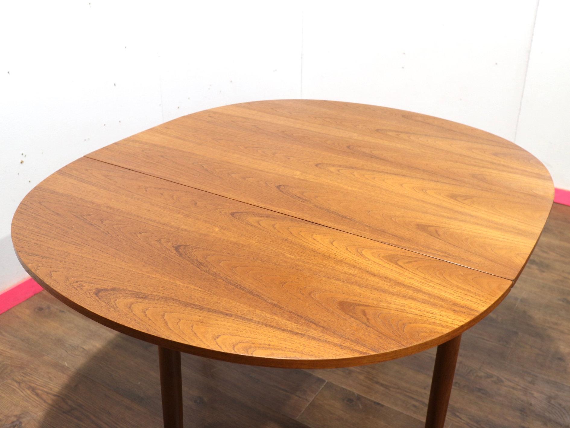 Eleva tu comedor con esta impresionante mesa abatible. Fabricado por el prestigioso fabricante de muebles británico G Plan, ofrece elegancia y funcionalidad. Esta mesa es un gran ahorrador de espacio, perfecta para adaptarla a cualquier ocasión, ya