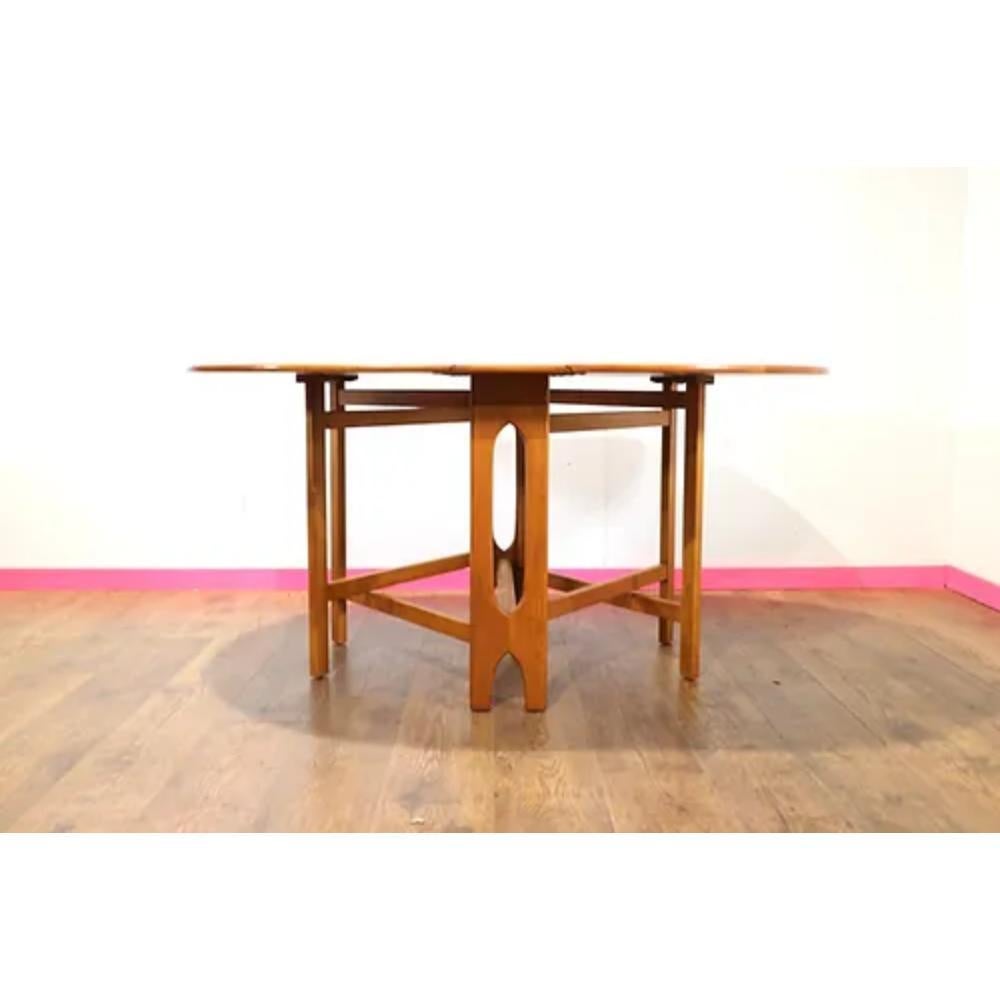 
Introducing this stunning Mid Century Modern Vintage Teak Folding Dining Table, perfect for those tight on space but big on style. Crafted from beautiful teak wood, this table exudes mid century charm and sophistication. The versatile folding