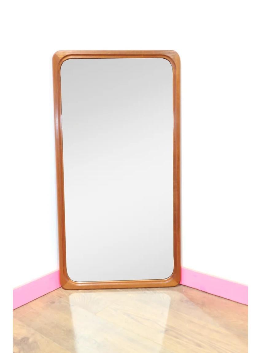 A beautiful mid century trak framed mirror with a gorgeous grain.

Can be wall hung.