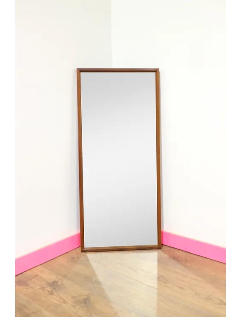 Un beau miroir encadré en trak du milieu du siècle avec un grain magnifique.

Peut être accroché au mur.