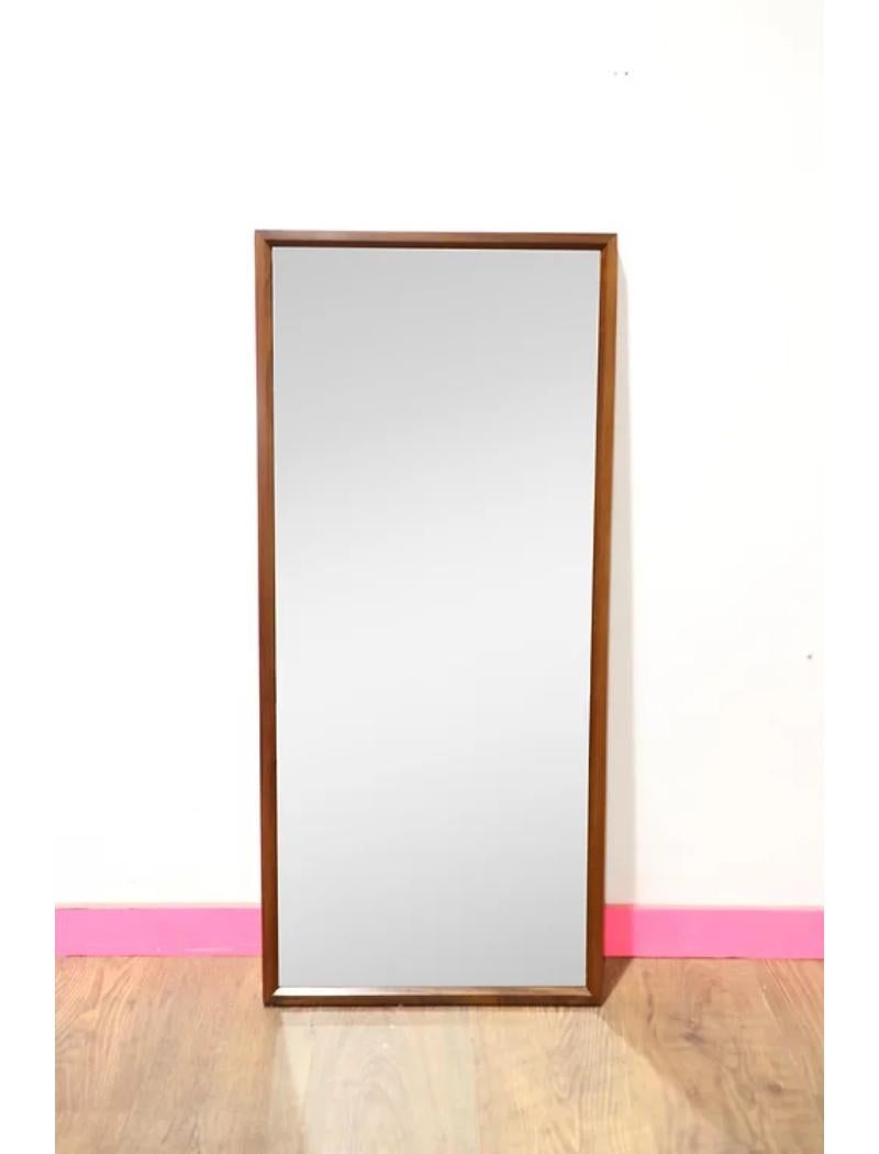 Mid-Century Modern Miroir encadré en teck vintage et moderne du milieu du siècle dernier en vente