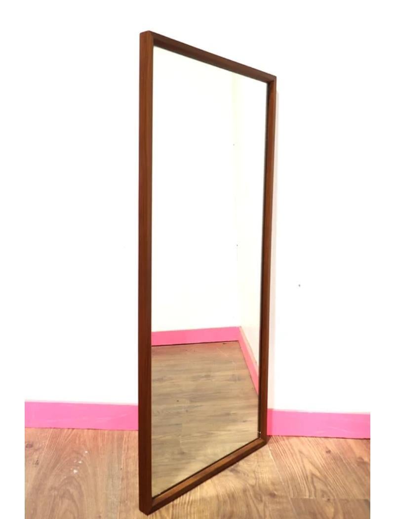 Miroir encadré en teck vintage et moderne du milieu du siècle dernier Bon état - En vente à Los Angeles, CA