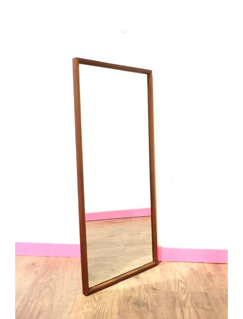 20ième siècle Miroir encadré en teck vintage et moderne du milieu du siècle dernier en vente