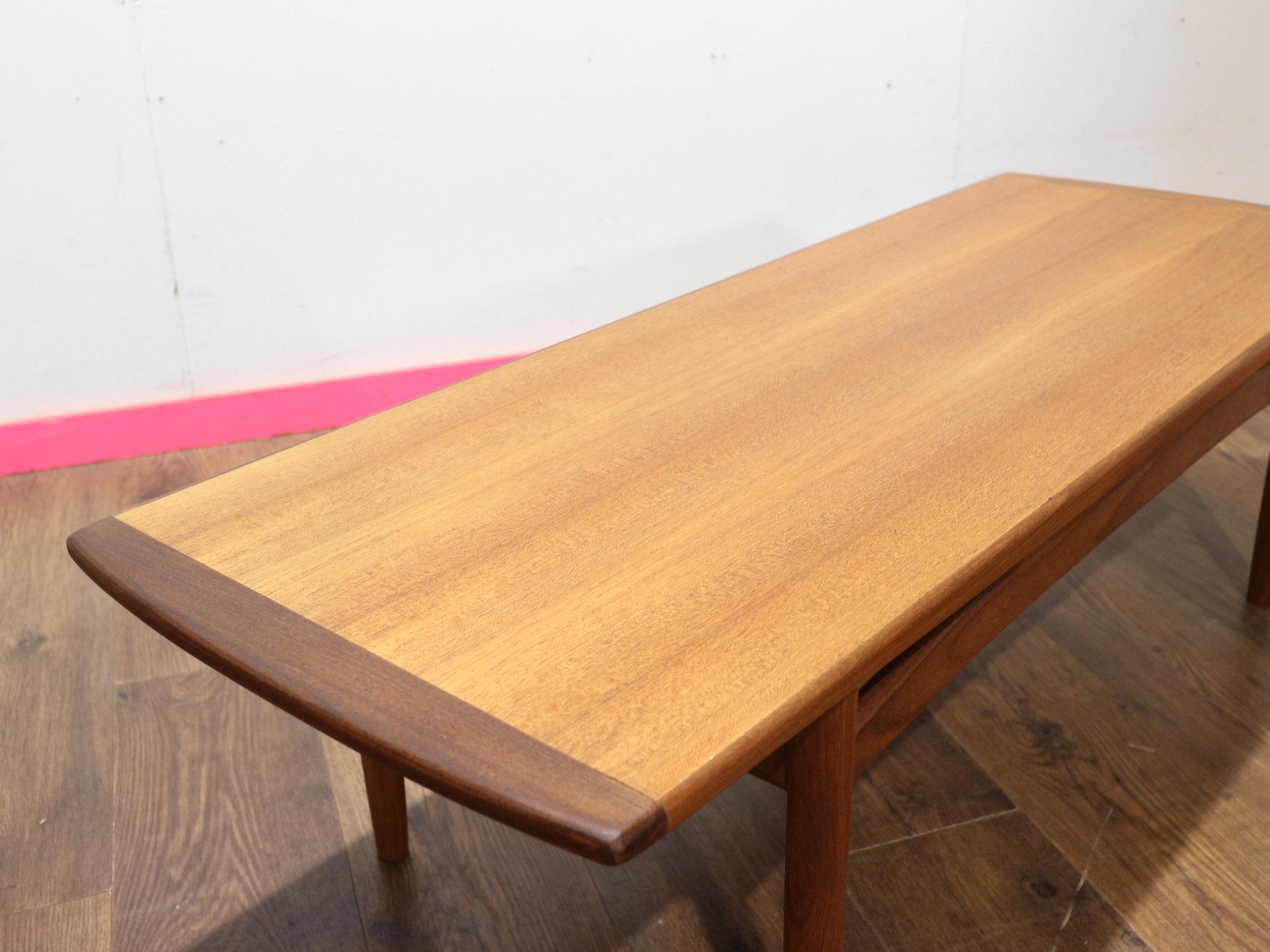 Dieser atemberaubende Teakholz-Couchtisch des britischen Möbelherstellers G-Plan besticht durch seine schön geschwungenen Beine, die die Eleganz des dänischen Stils verkörpern. Bei Mid Century Traders spiegelt sich unsere Leidenschaft für