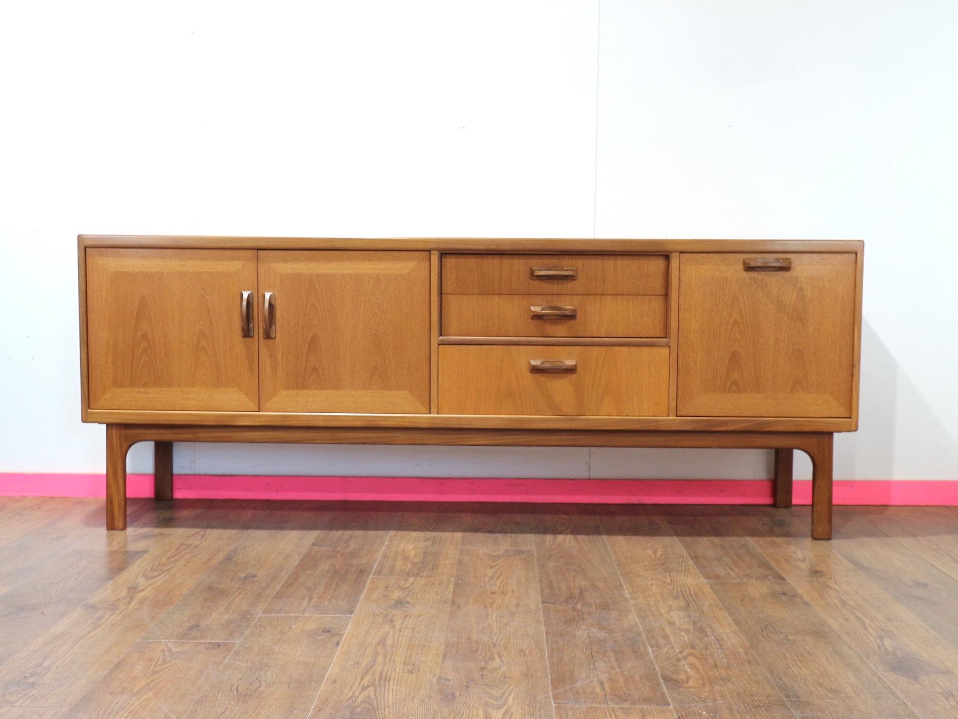 Prova un'eleganza senza tempo con la credenza Mid Century Modern Vintage Teak G Plan Sierra. Questa fantastica credenza G-Plan offre grandi soluzioni di archiviazione e una bellissima venatura che la rende un'aggiunta perfetta a qualsiasi casa