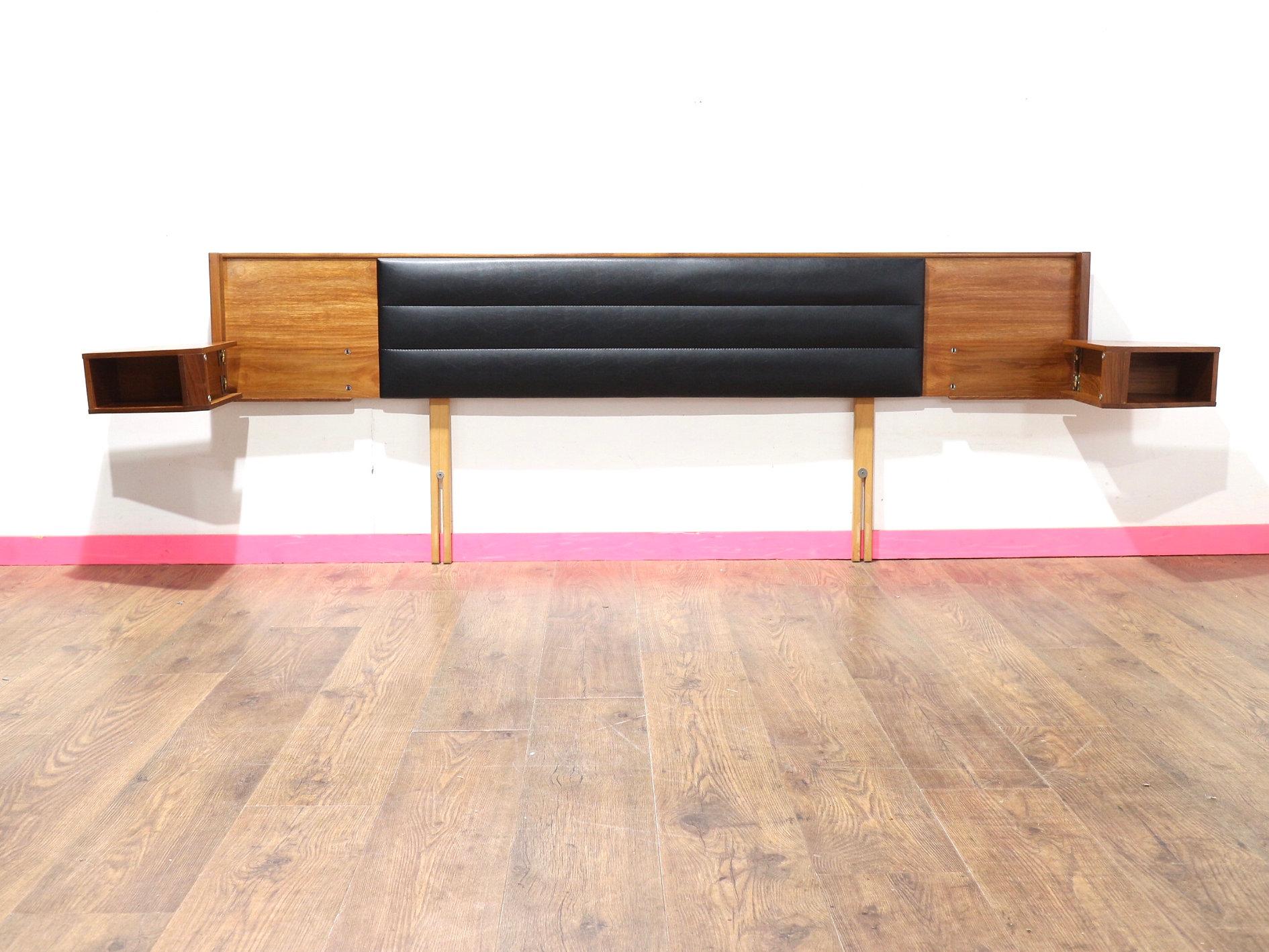 Entdecken Sie den eleganten Touch des Mid-Century-Modern-Designs mit dem Mid Century Modern Vintage Headboard Bedside Cabinets von Slumberland. Mit einem fantastischen Kopfteil mit aufgesetzten, schwebenden Seitenwänden bietet dieses exquisite Stück