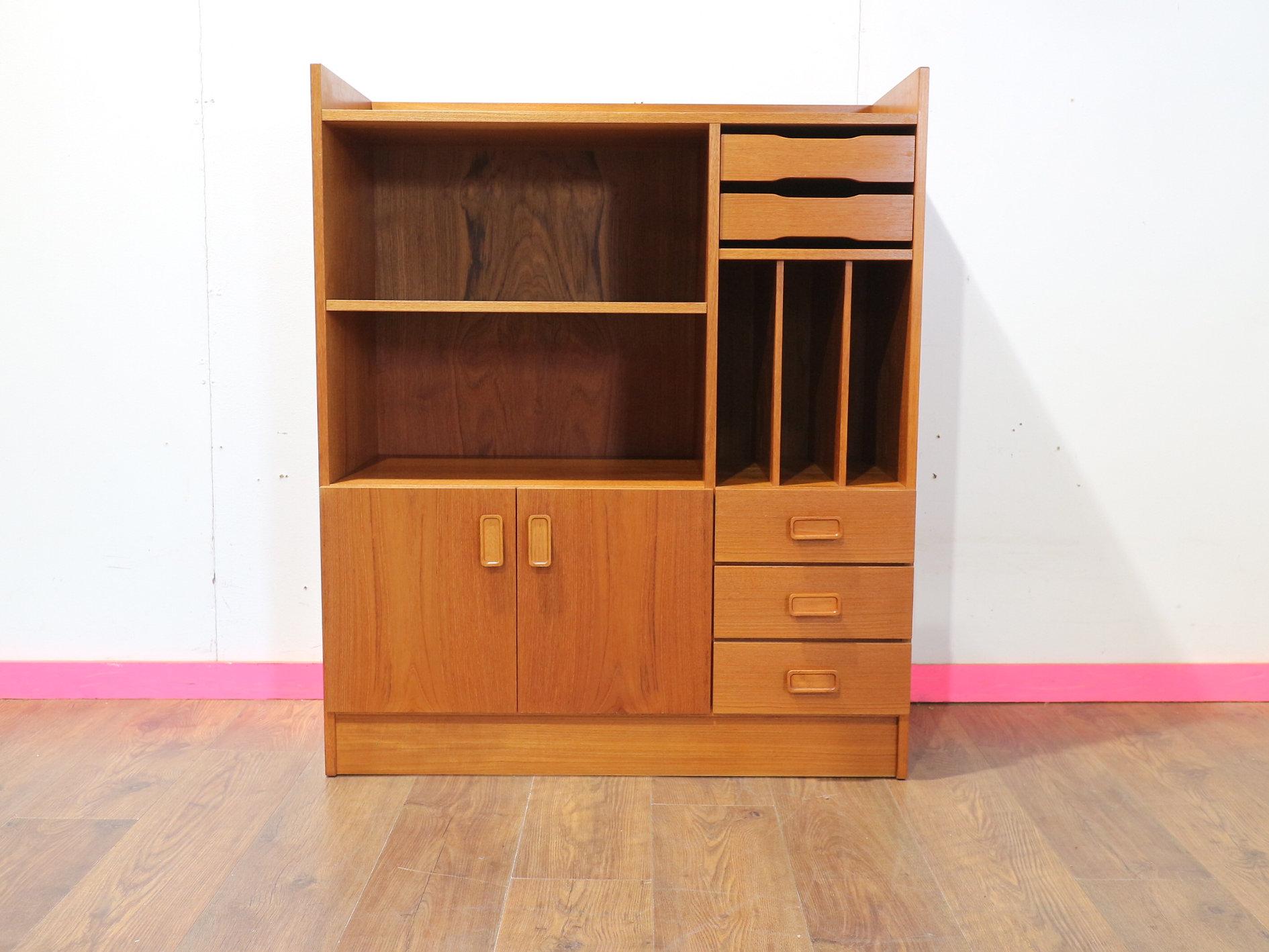 At Mid Century Traders, uncover the timeless elegance of our this Mid Century Modern Danish Media unit. This versatile piece doubles as a bookcase and offers dedicated vinyl record storage, seamlessly blending style and functionality. Crafted with
