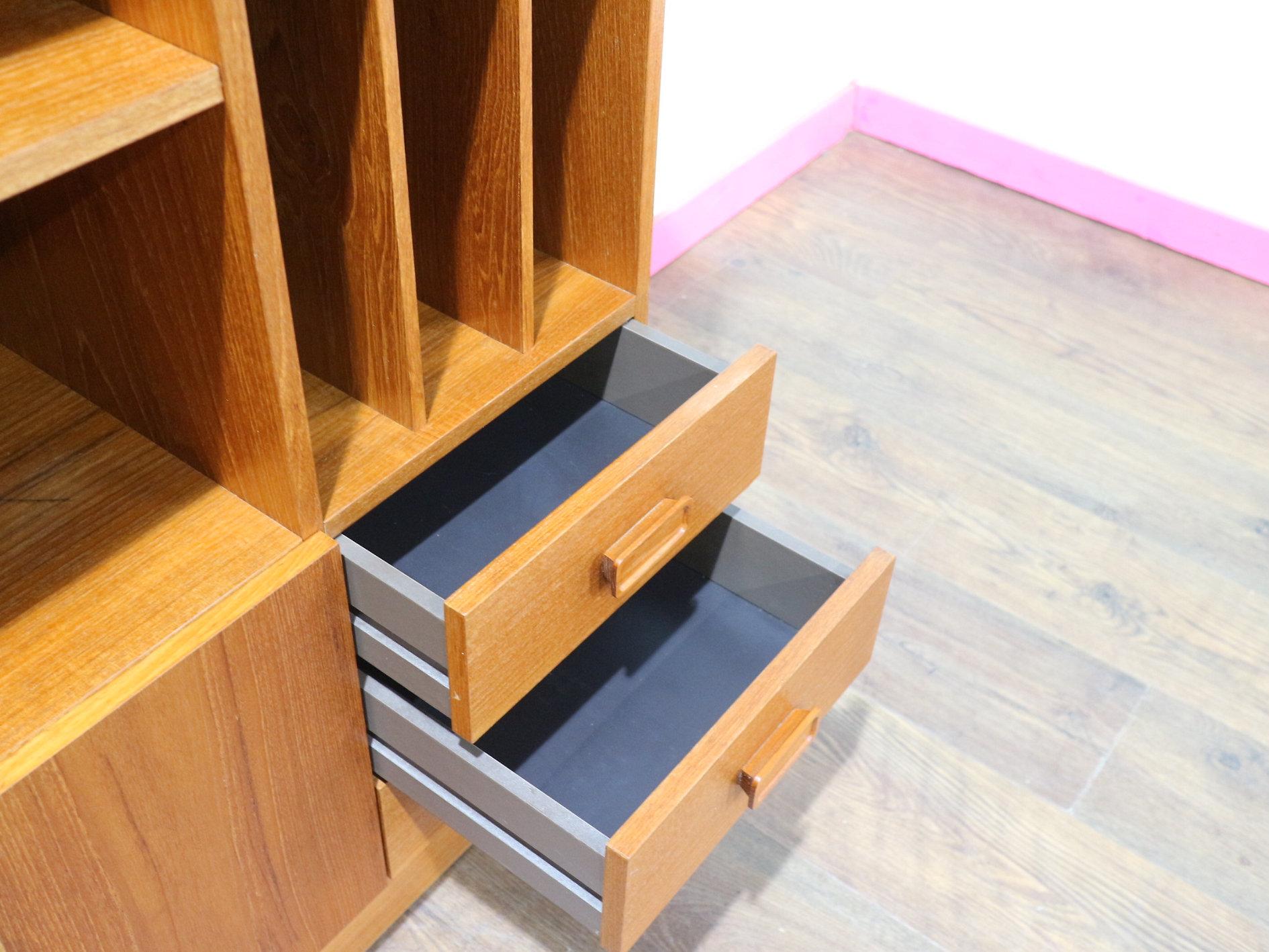 Mid Century Modern Vintage Teak Media Record Vinyl Danish Display Cabinet In Good Condition For Sale In Los Angeles, CA