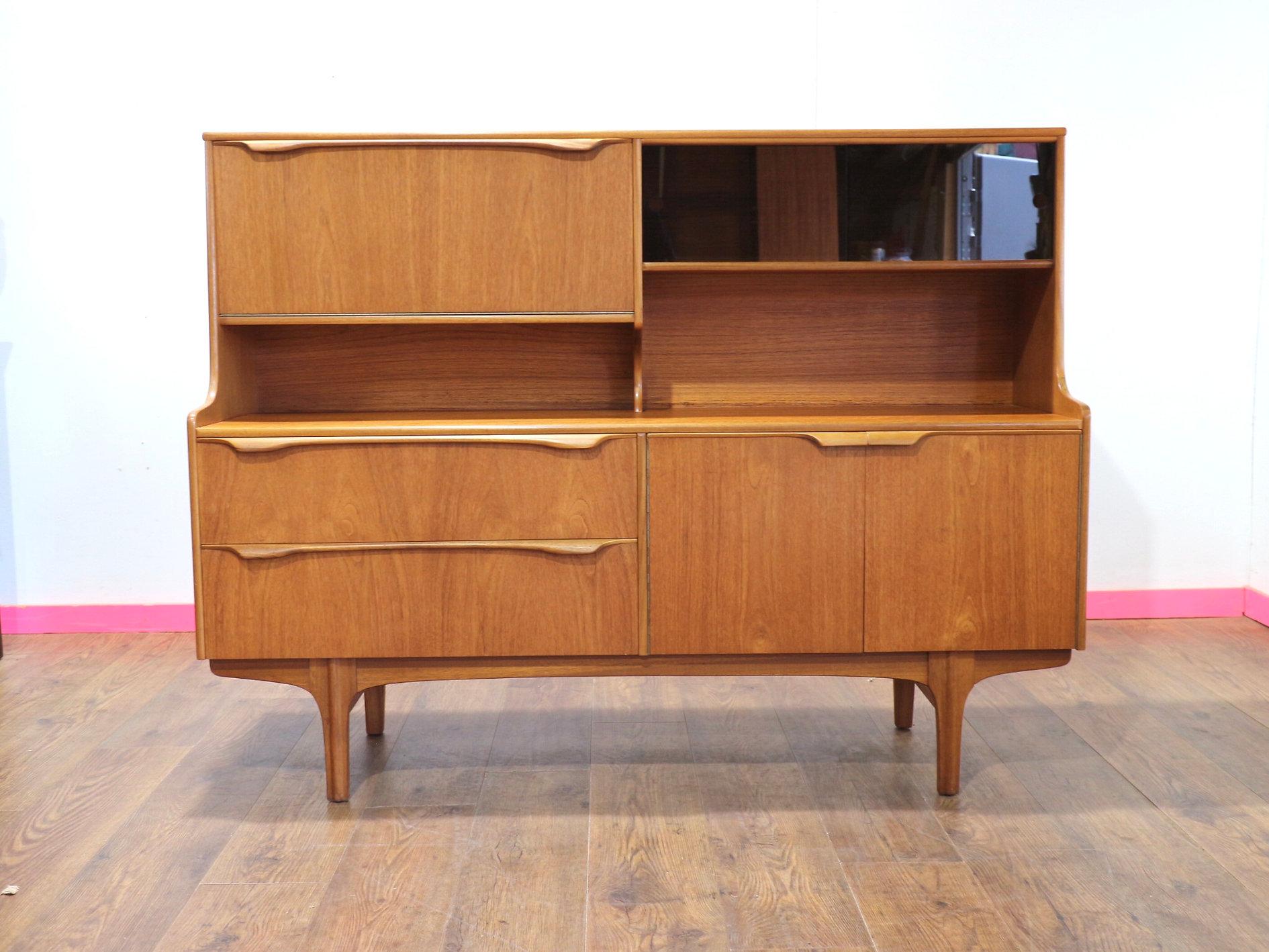 Mid Century Modern Vintage Teak S Form Danish Style Buffet (Moderne der Mitte des Jahrhunderts) im Angebot