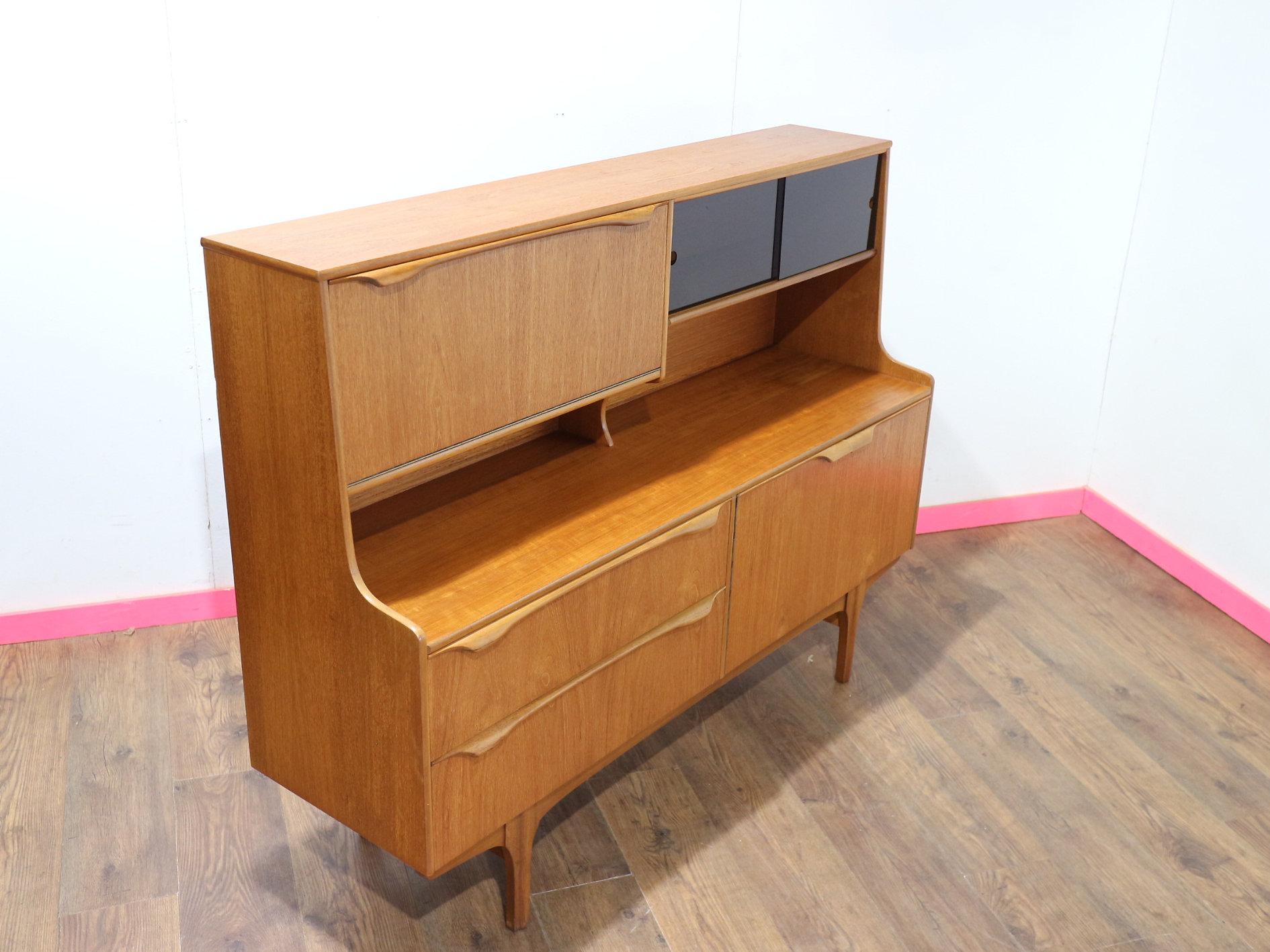 Mid Century Modern Vintage Teak S Form Danish Style Buffet (Britisch) im Angebot