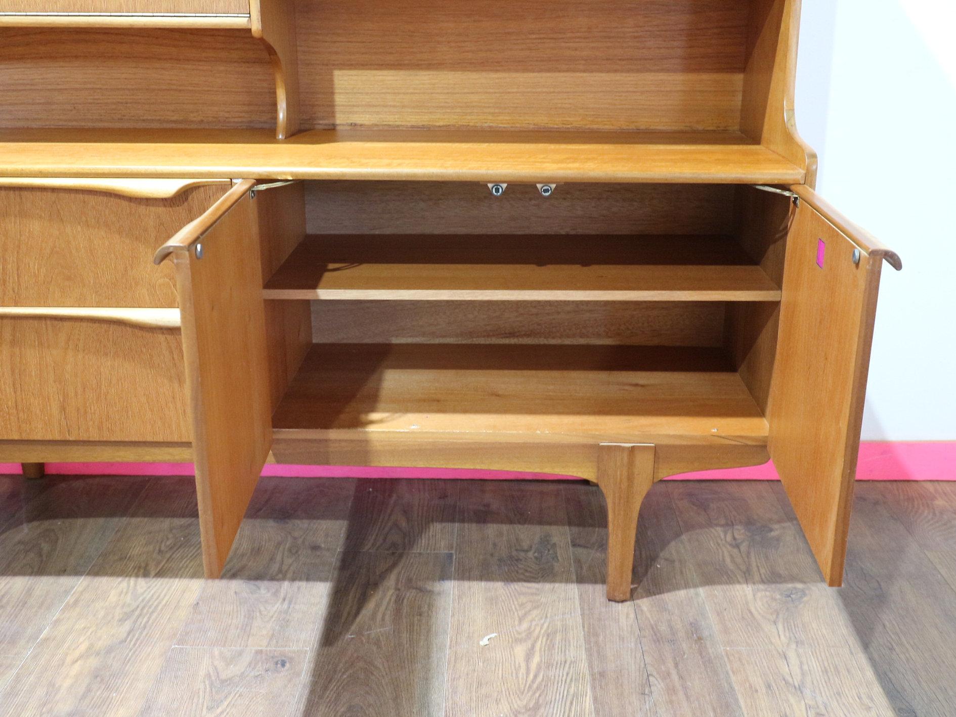 Mid Century Modern Vintage Teak S Form Danish Style Buffet im Zustand „Gut“ im Angebot in Los Angeles, CA
