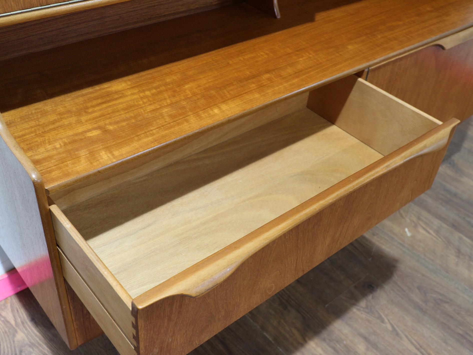 Mid Century Modern Vintage Teak S Form Danish Style Buffet (20. Jahrhundert) im Angebot