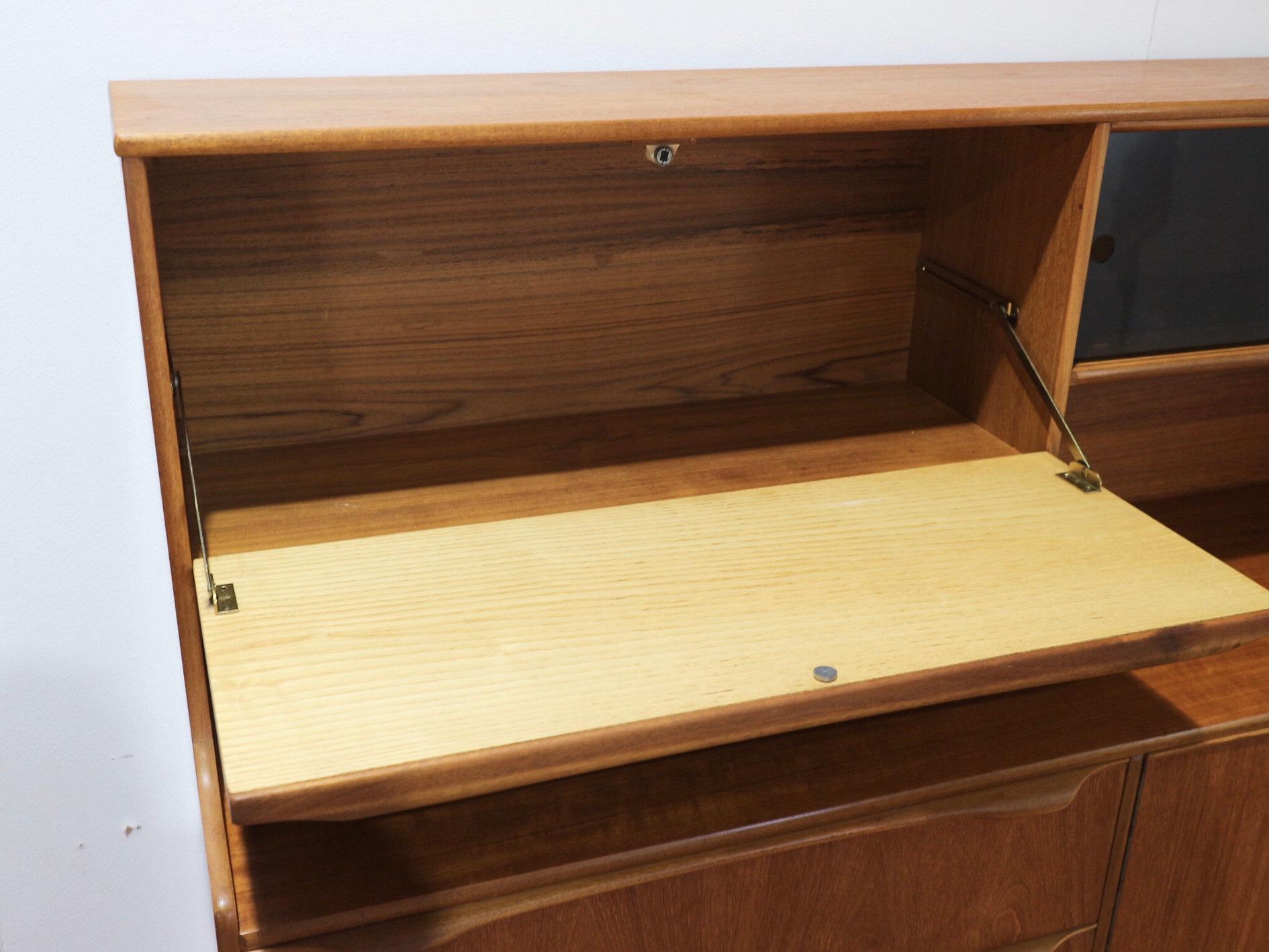 Mid Century Modern Vintage Teak S Form Danish Style Buffet im Angebot 1