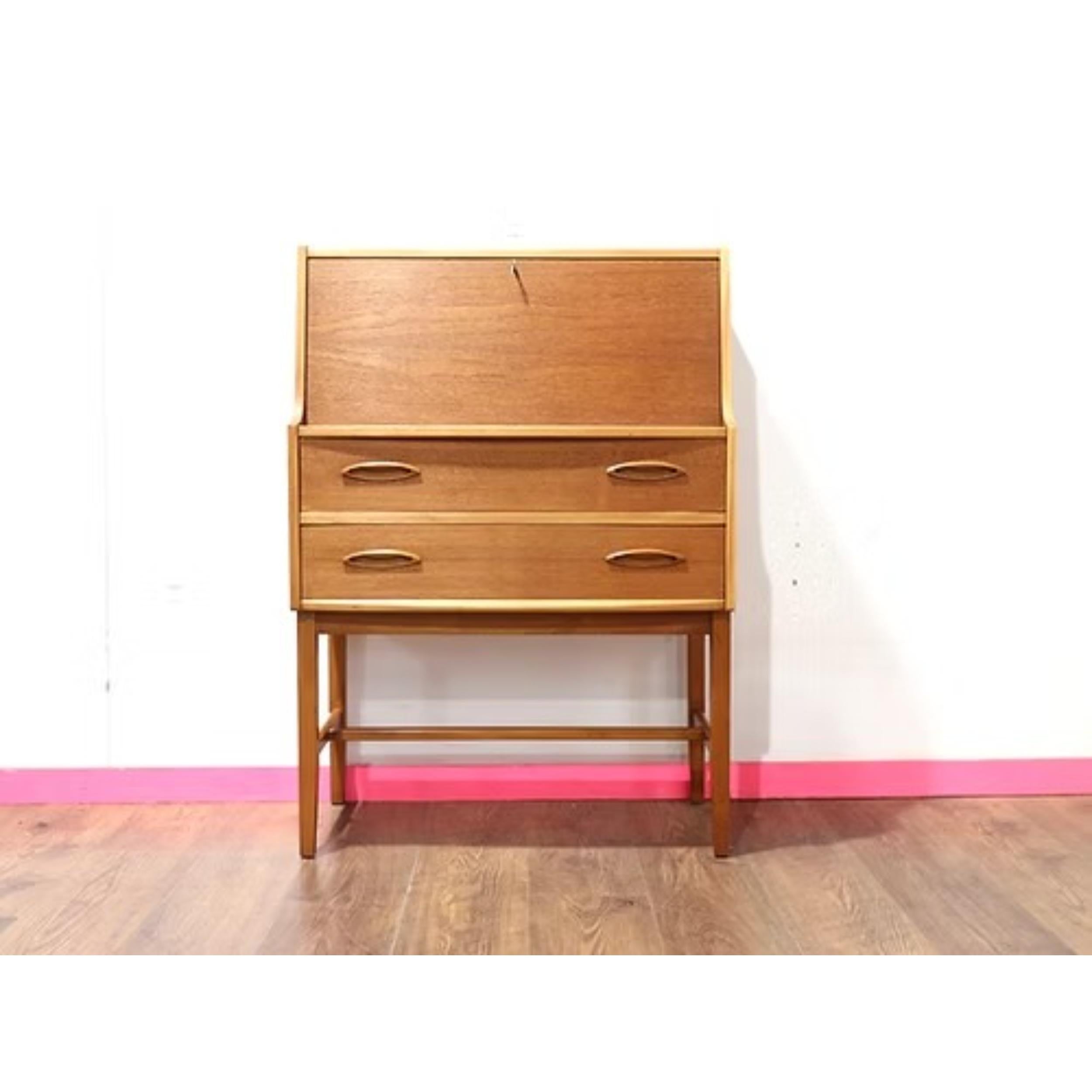 Mid-Century Modern Bureau Secretaire Vintage By By Jentique Danish Style en vente